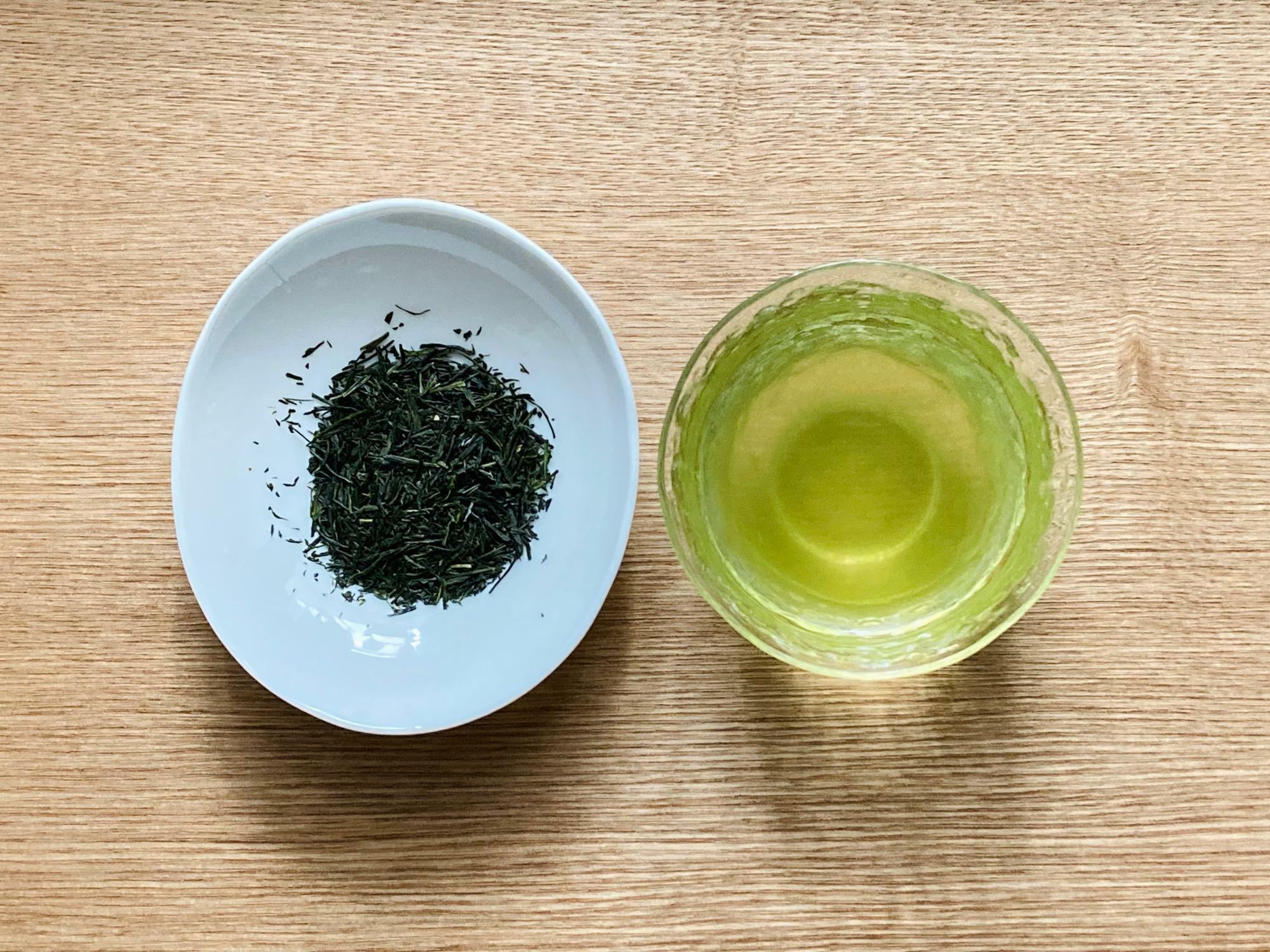 緑茶の一般的なイメージはこんな感じ？煎茶の茶葉と茶液。