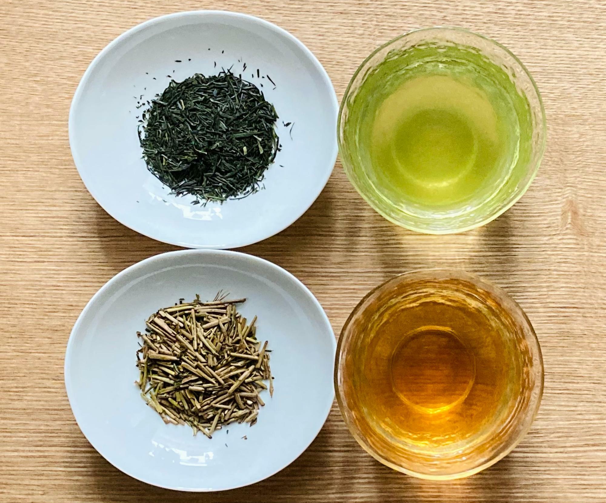 上が煎茶の茶葉と茶液、下がほうじ茶（茎ほうじ茶）と茶液。