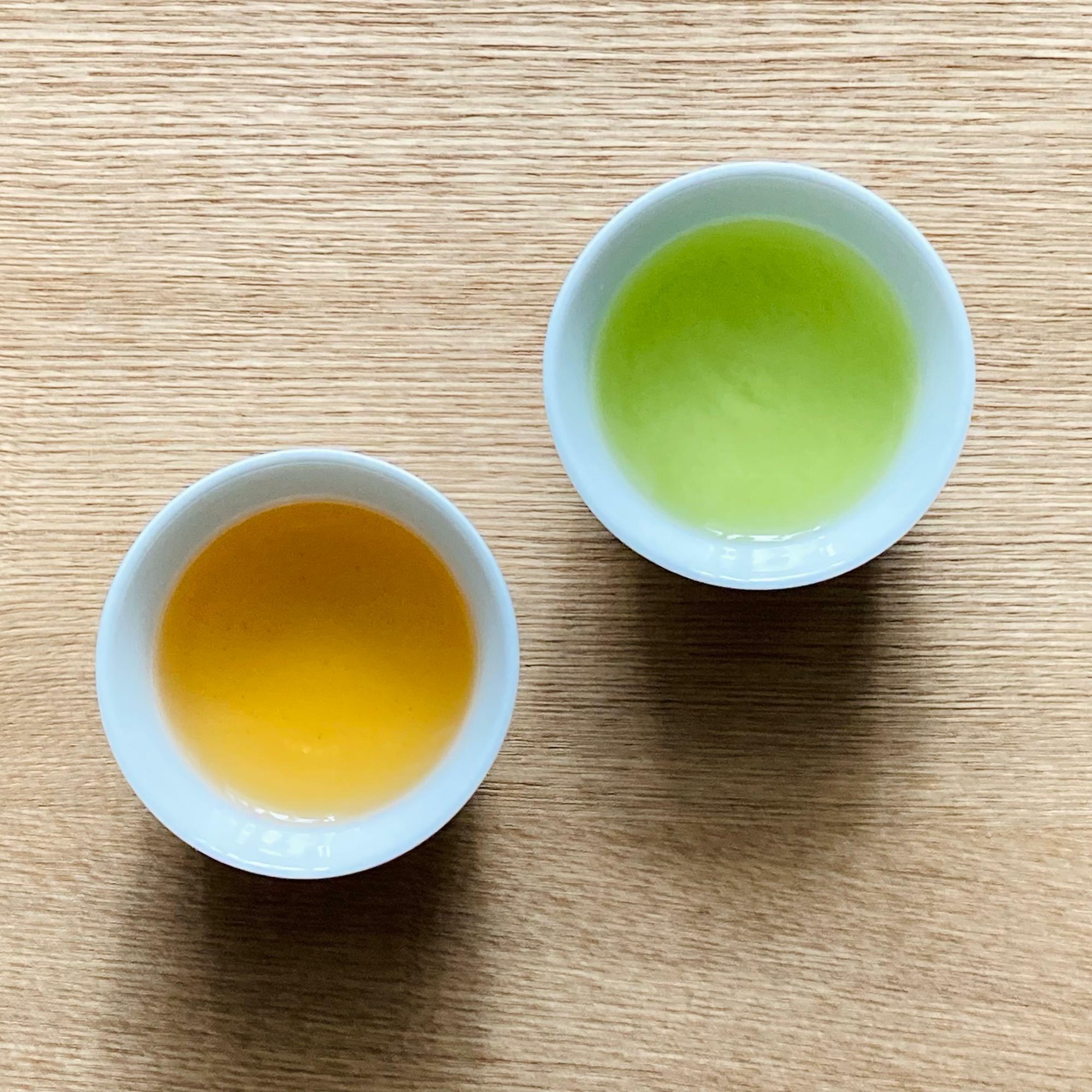 同じ冷たい煎茶とほうじ茶でも白い磁器の器に注ぐとこんな風に見え、茶器を変えて見た目も楽しめる。