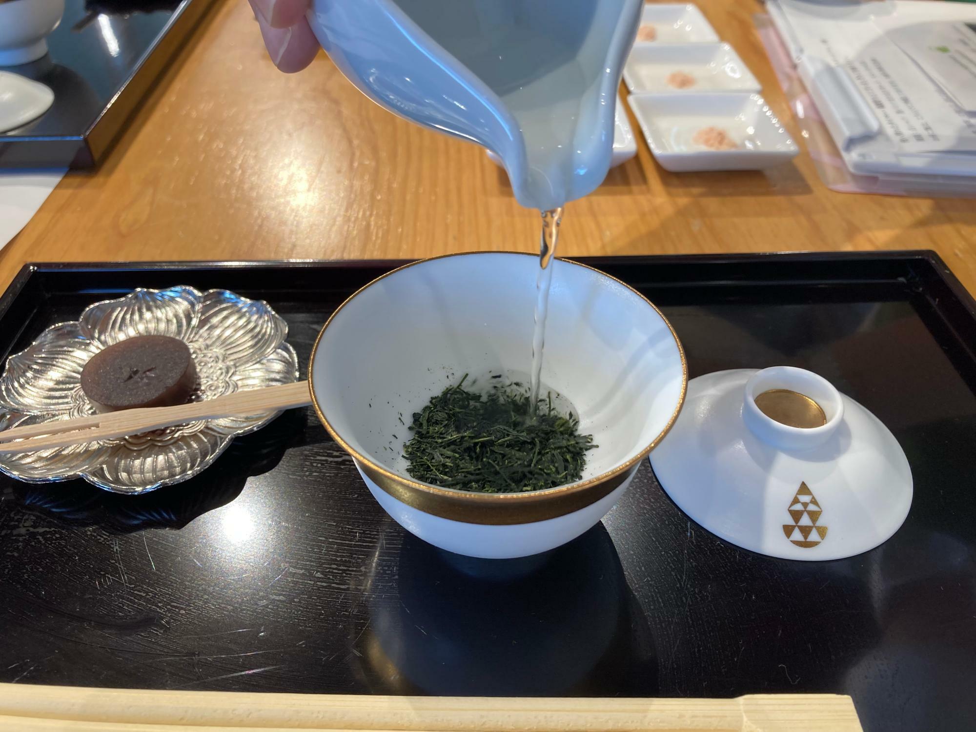 福岡県八女茶の玉露を「しずく茶（すすり茶）」でいただく。都内で開催された八女茶のイベントでの一コマ。玉露のうま味が口の中に広がって甘い香りが鼻から抜ける贅沢ないただき方。茶葉もおいしく食べられる。