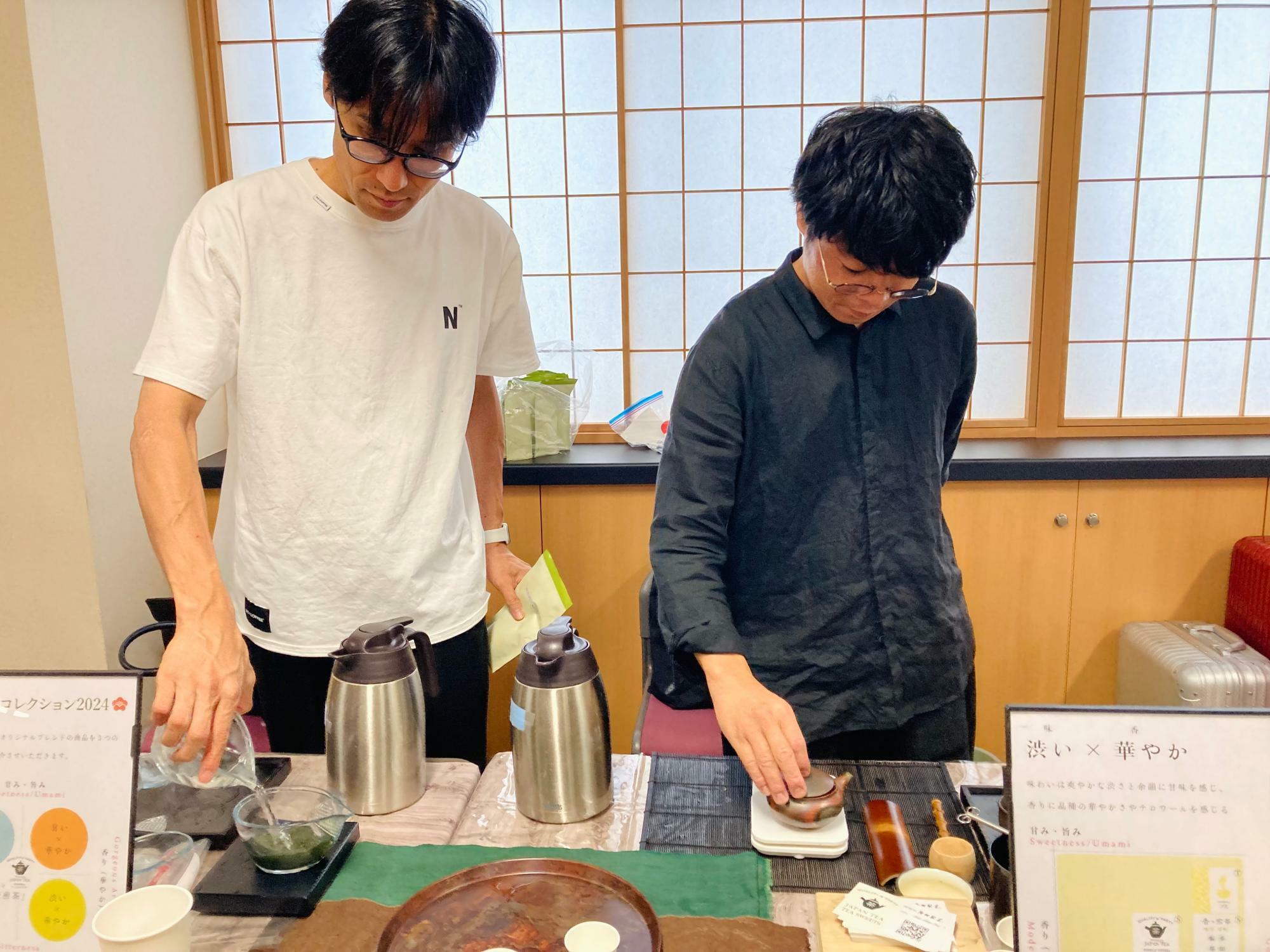 偶然ですがシンクロしてお茶を淹れる多田製茶のお二人。左が多田さん。