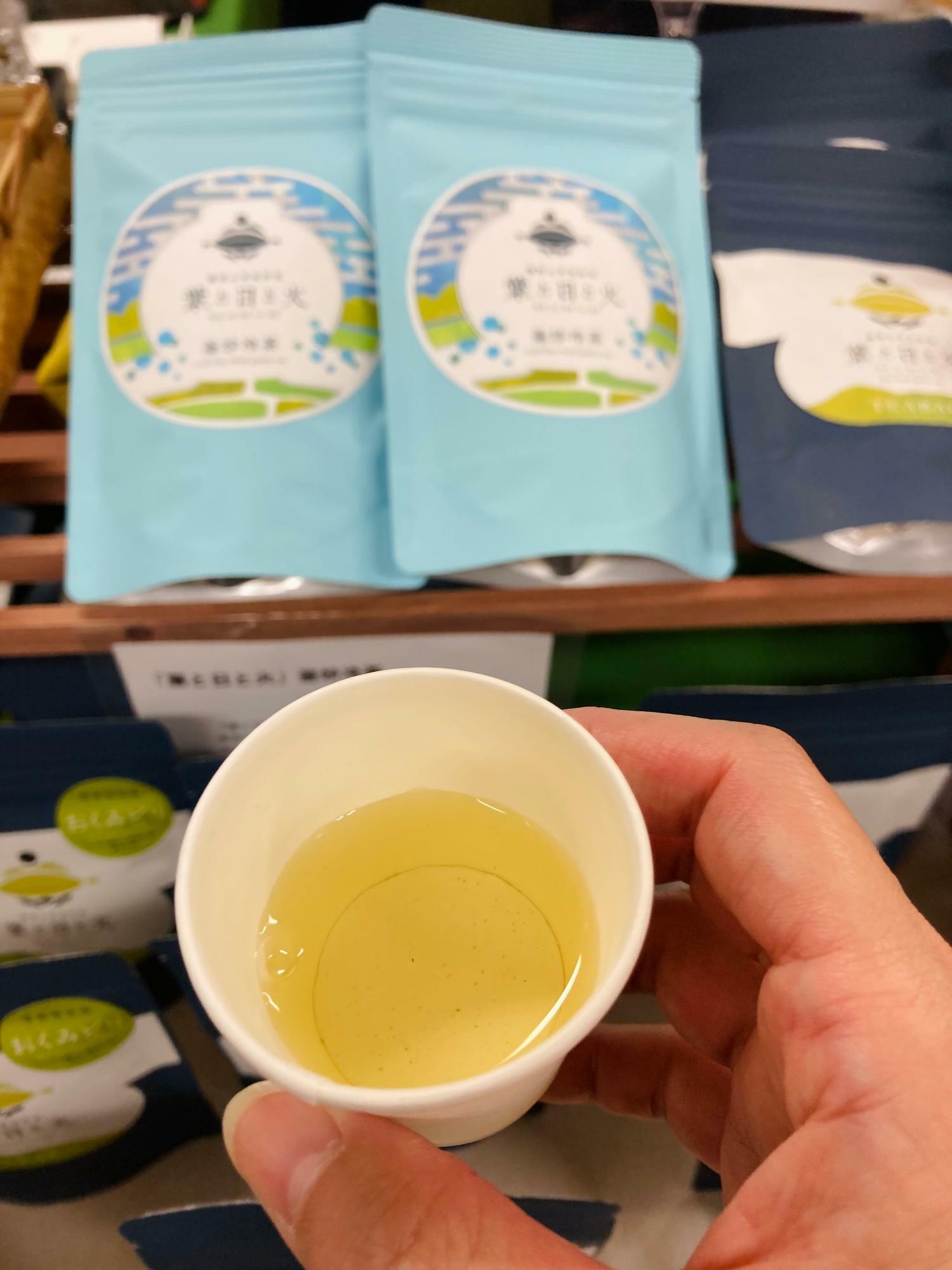 水出し専用の釜炒り茶を試飲。すっきりと美味しくてたくさん飲みたくなる味でした。飽きでも日中は暑い日もあるので保冷ボトルに入れて持ち歩くのに良さそうです。