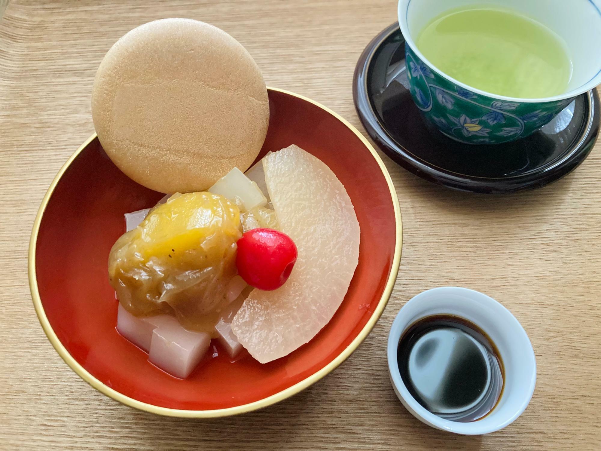 お茶とともに。甘味があるので、すっきりしたテイストの掛川茶がよく合います