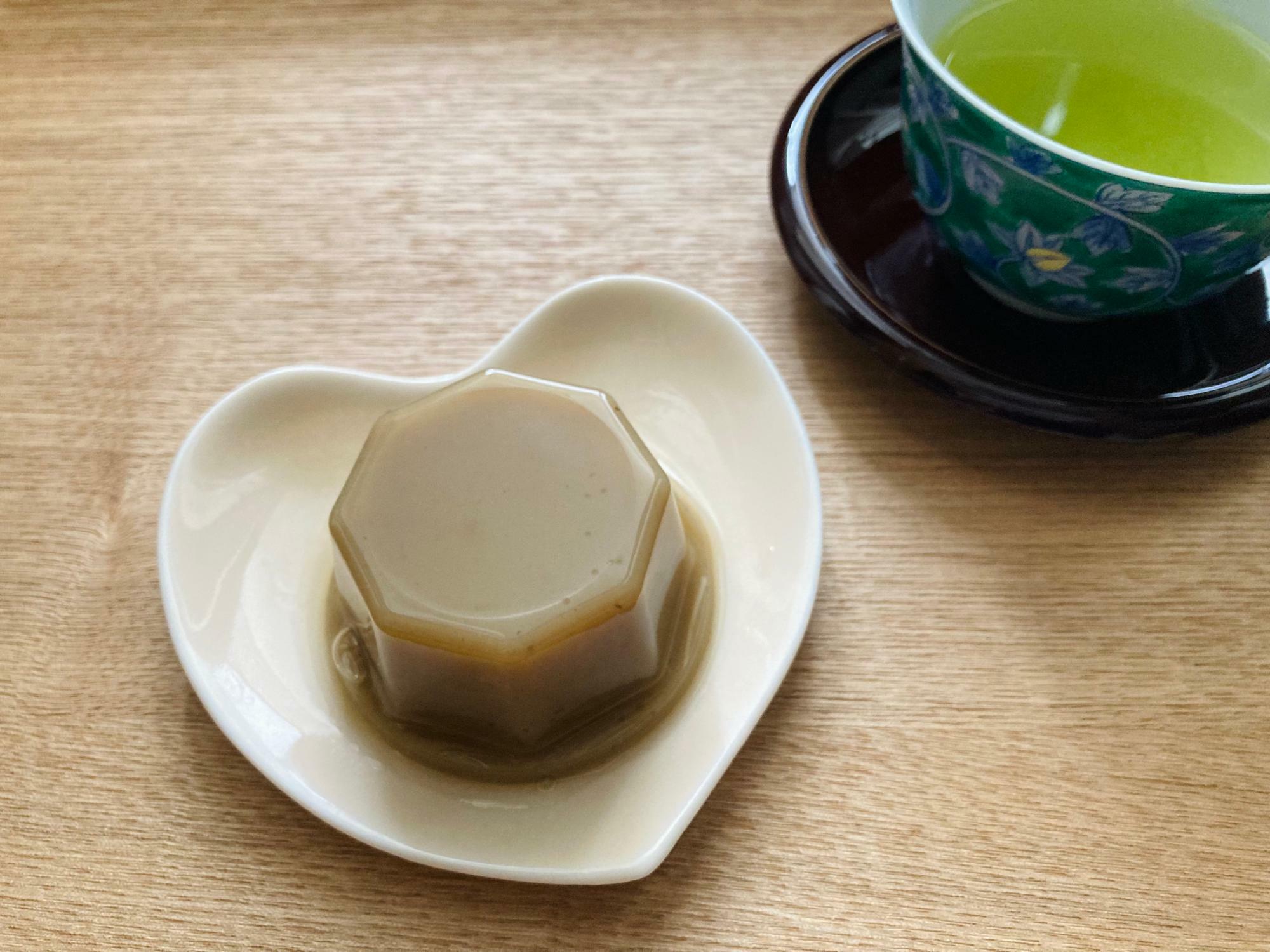 お皿に移すとこんな感じ。宮崎県産の煎茶などが相性が良さそうです。