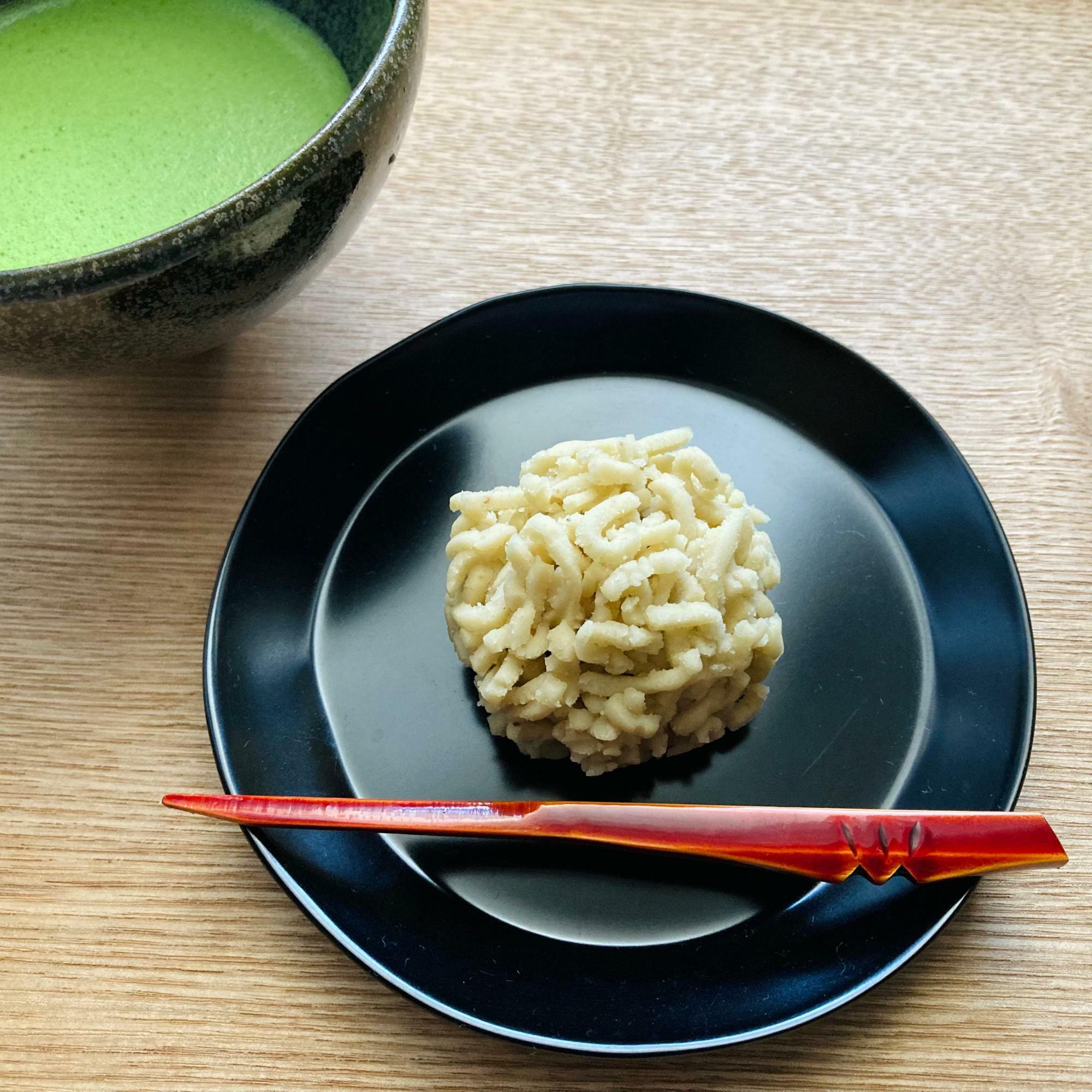 抹茶の準備ができました！では、栗粉餅からいただきます！！