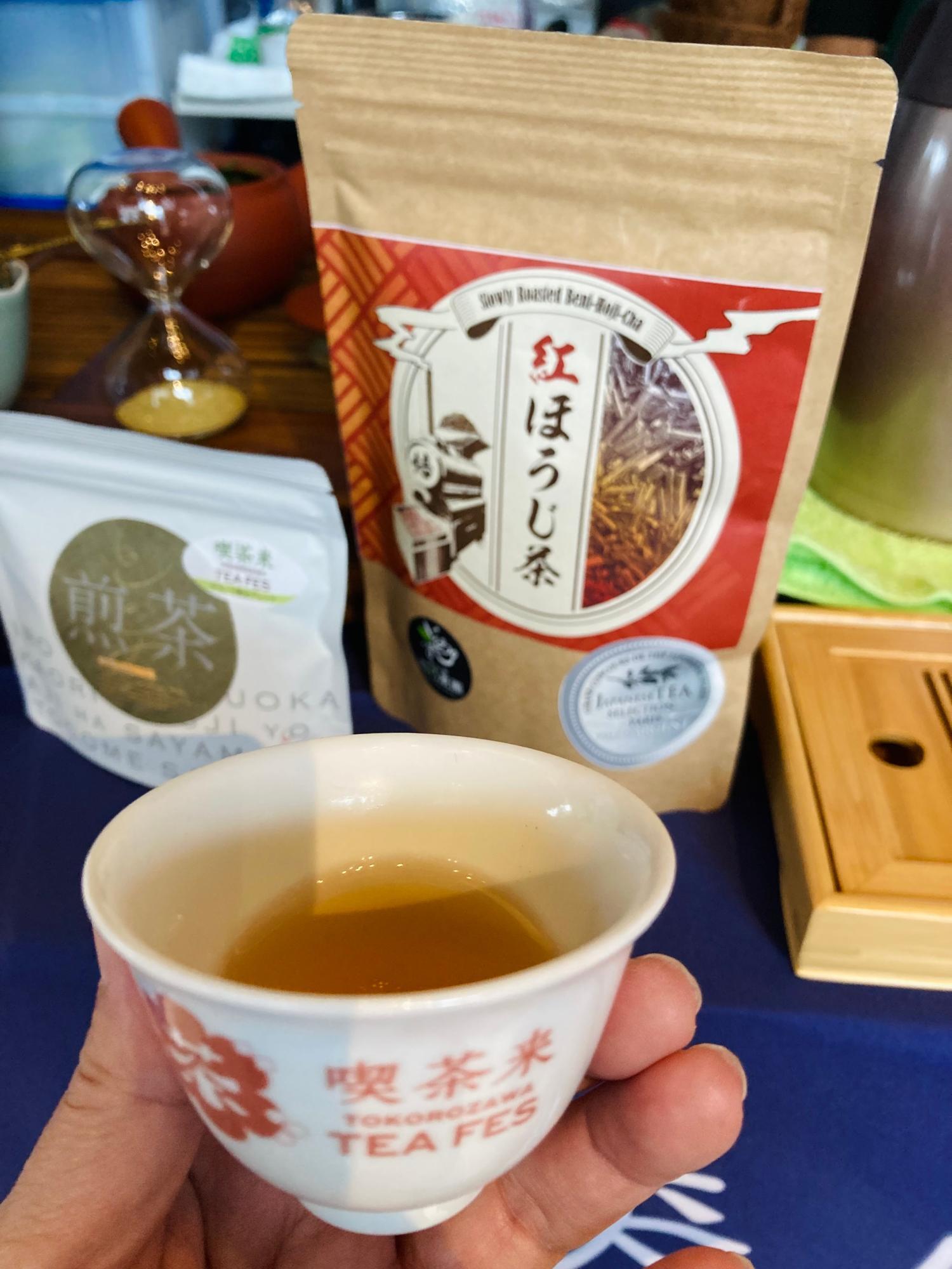 紅ほうじ茶。最初はほうじ茶の香りで、後から紅茶が追いかけてくる、そんなお茶です。ブースでは深蒸し煎茶も試飲しました。