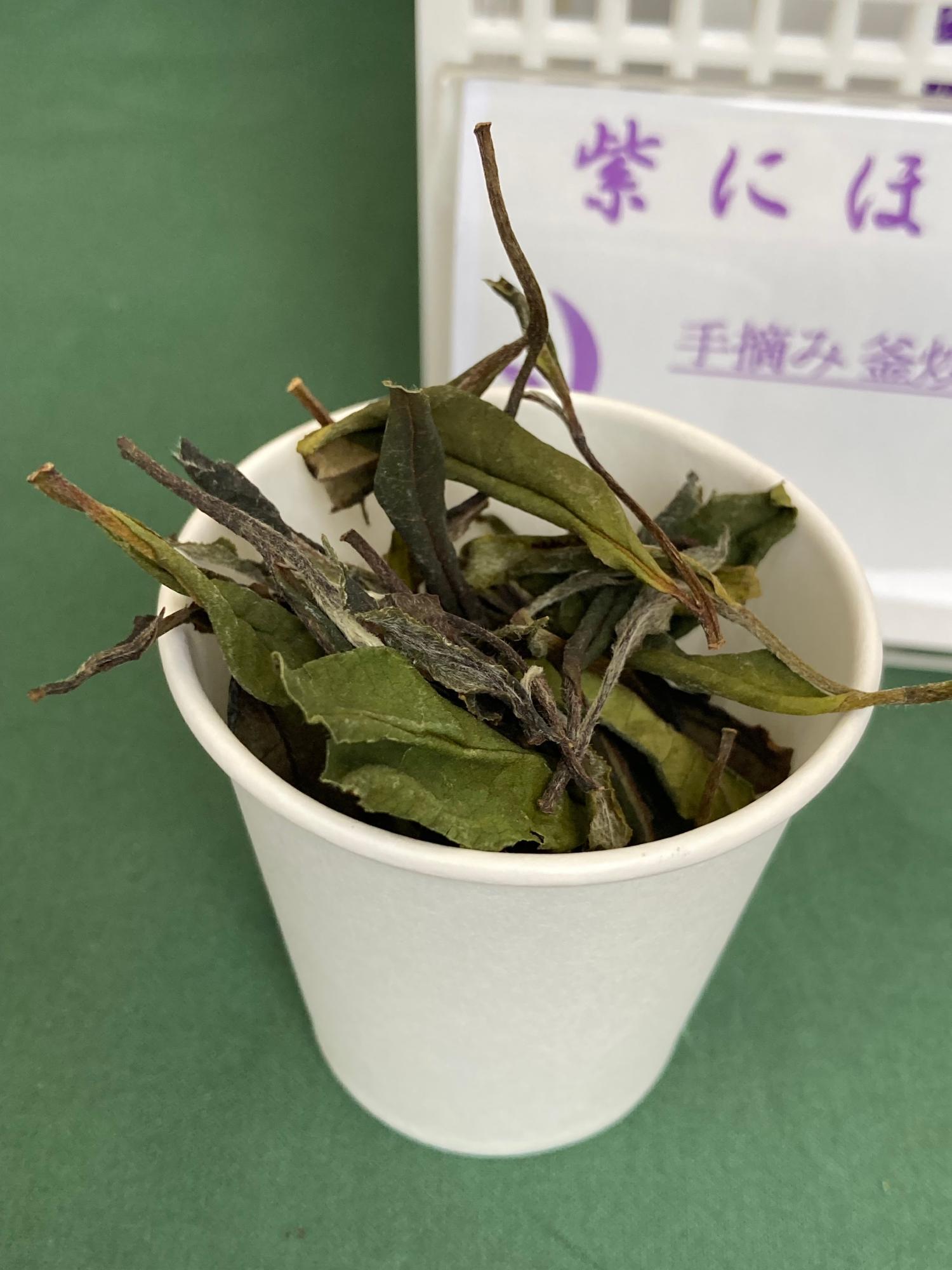 狭山の煎茶用品種で作った白茶「白瑠（はる）」の茶葉。白く見えるのは新芽を覆う毛茸(もうじ)。毛茸(もうじ)が多いほどおいしいと言われている。