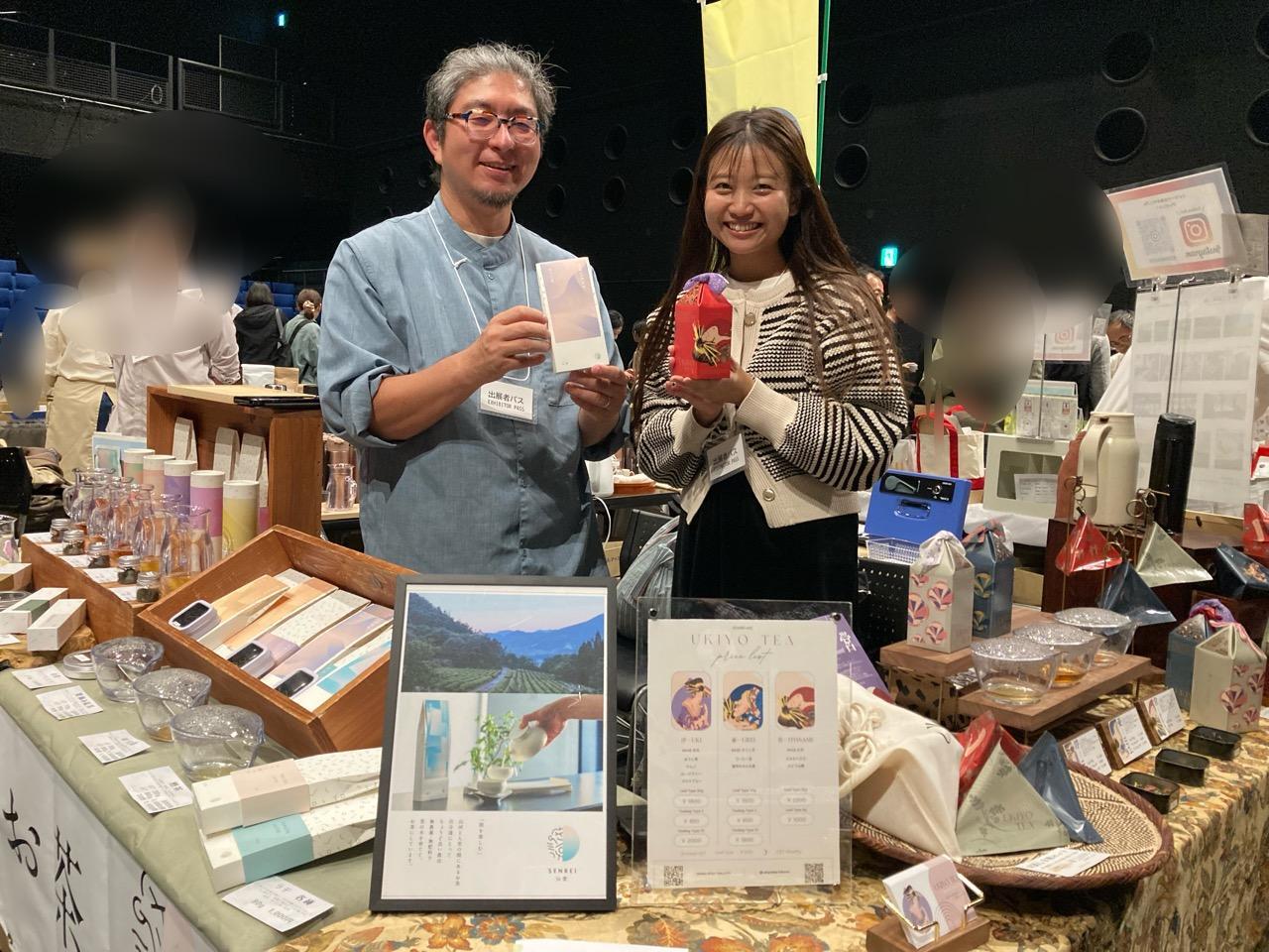 左が「仙霊茶」の野村さん。右が「ukiyotea」の丸山さん。野村さんが茶畑で育てた茶葉を、丸山さんが茶工場で機械を操作して製茶しているのだそう。