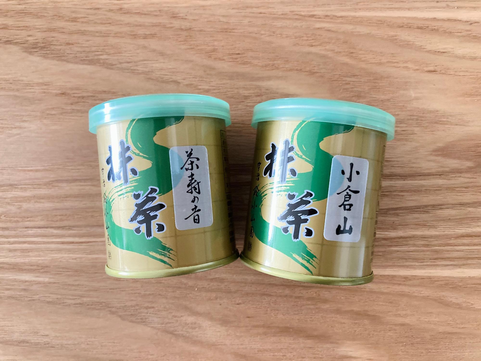 山政小山園の最高級グレードの濃茶用の抹茶「茶寿の昔」30g5400円（左）と薄茶用の抹茶「小倉山」30g1296円。現在はどちらも販売制限がかかっている。