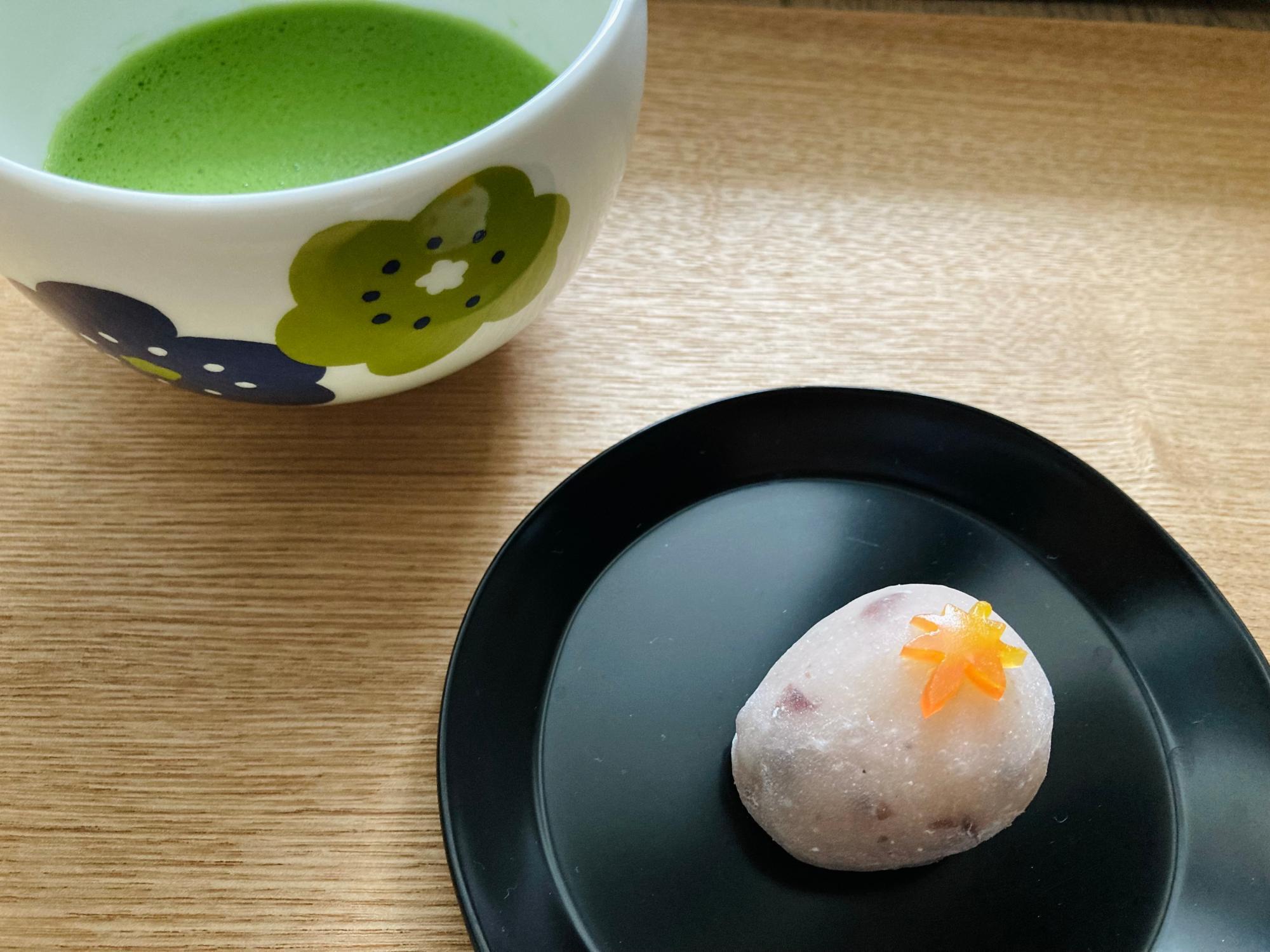 茶の湯の世界では11月の「炉開き」も大切な行事。写真はこの時期に抹茶とともにいただく「亥の子餅」。