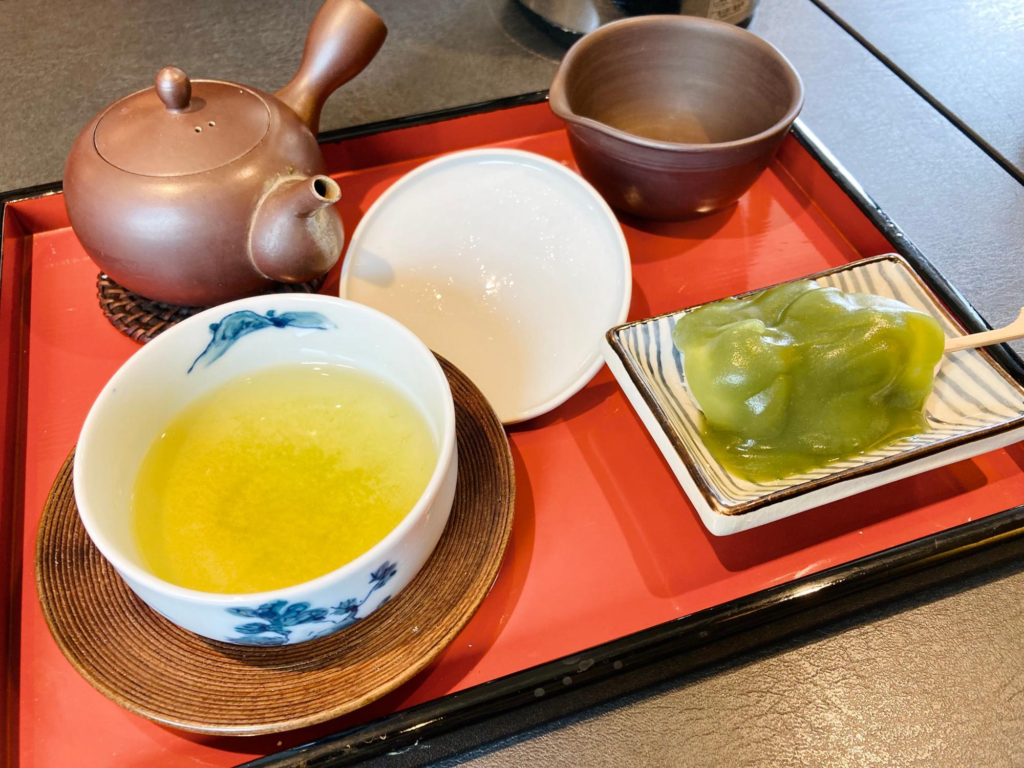 東京・下北沢で46年続く日本茶喫茶「つきまさ」の店内でいただく煎茶と和菓子のセット。専門店に行くと急須で煎茶を飲むことができるが、普通のカフェで日本茶が選択肢にあるお店はあまりない…。