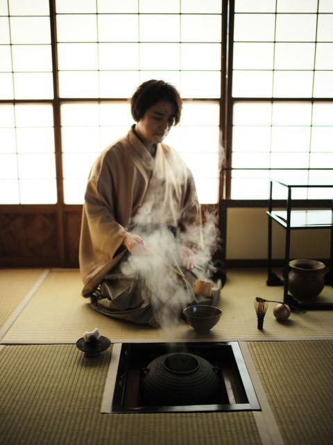 茶室で茶道のお点前をする岡田宗凱さん（撮影：飯野高拓氏）