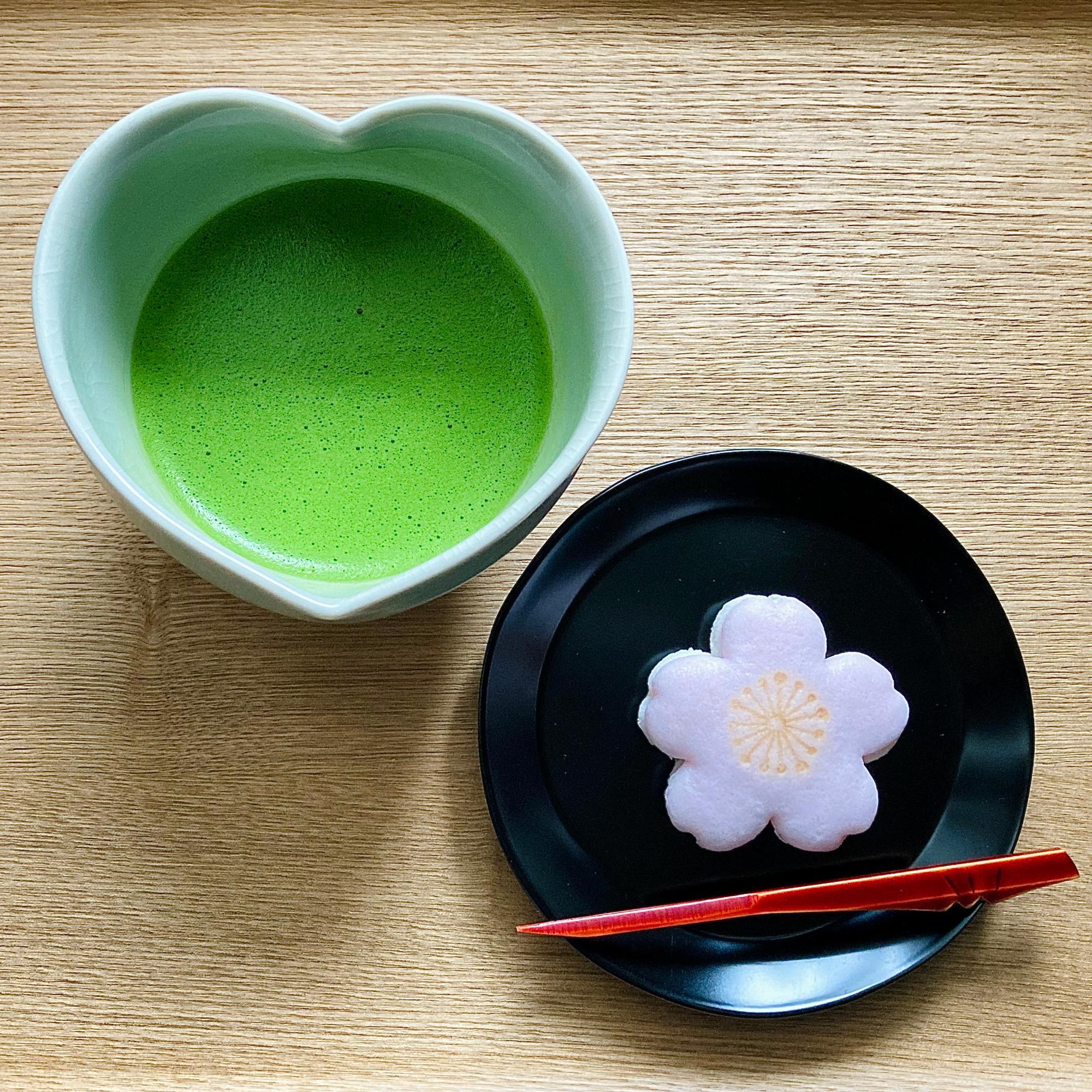 末冨の春の和菓子「桜あわせ」。薯蕷の生地でこし餡をサンドした上品な和菓子。