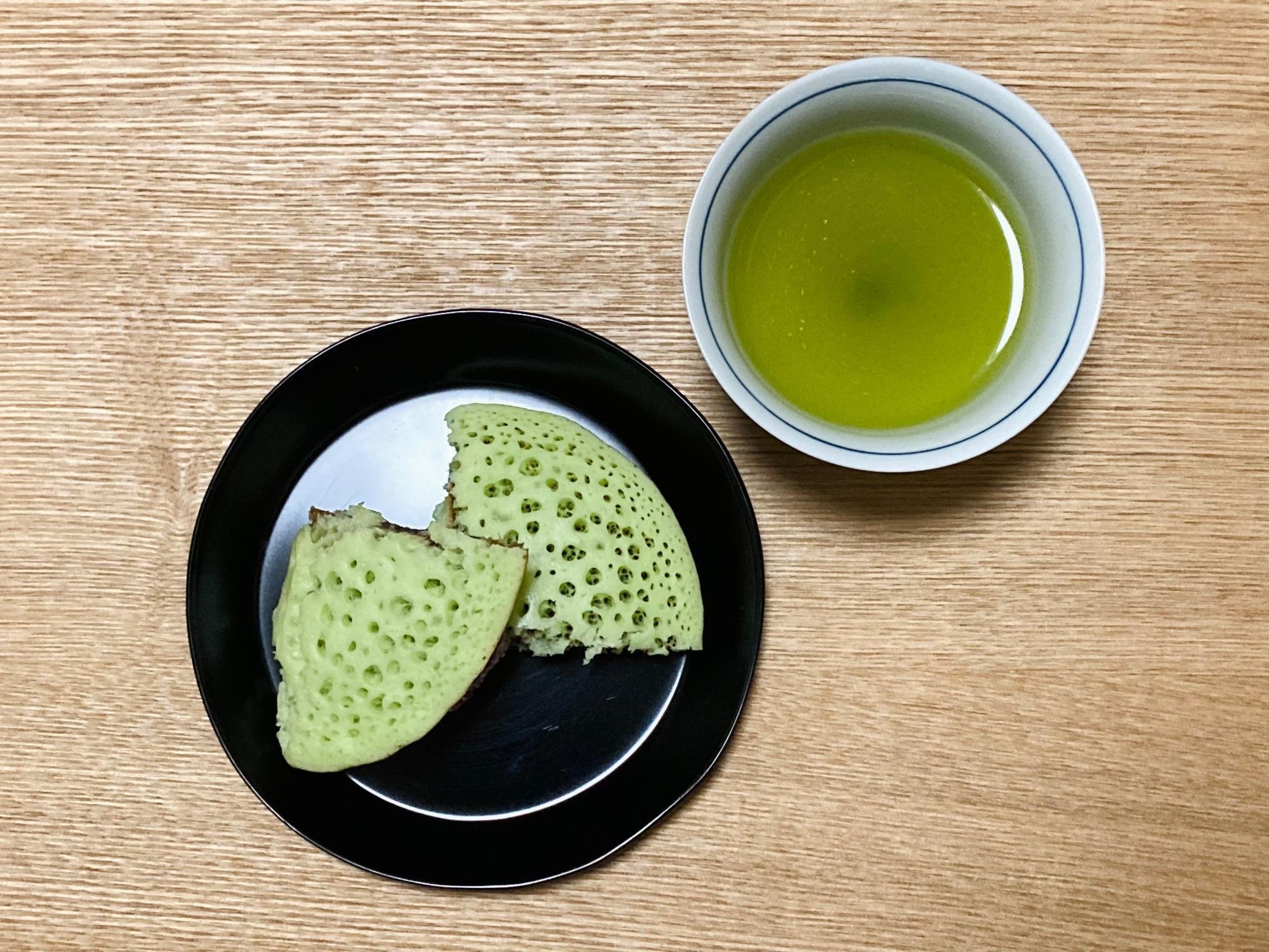 帰宅後自宅できりっとした味の静岡産の深蒸し煎茶とともにいただきました。