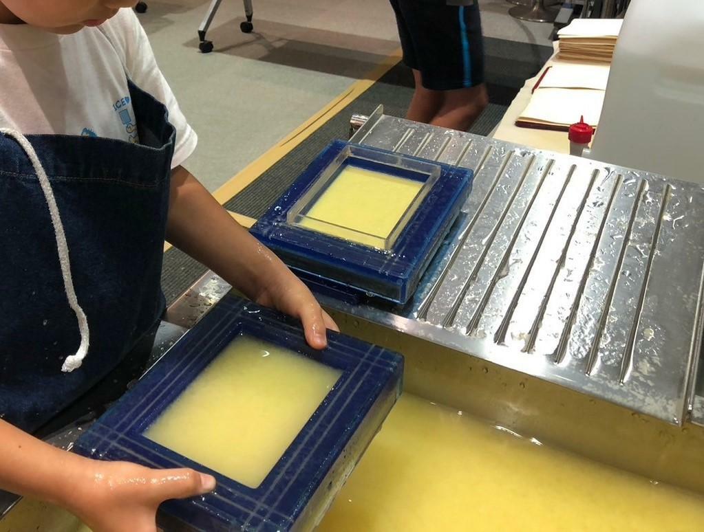 別イベントでの紙すき体験の様子