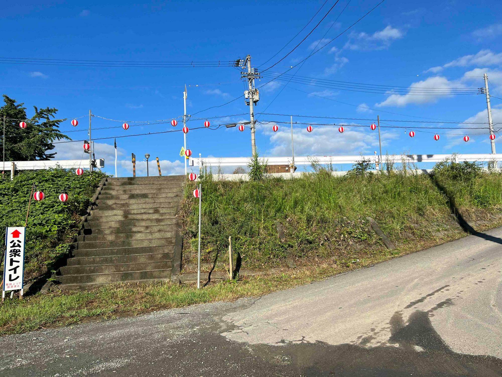 川沿いに見える提灯が目印