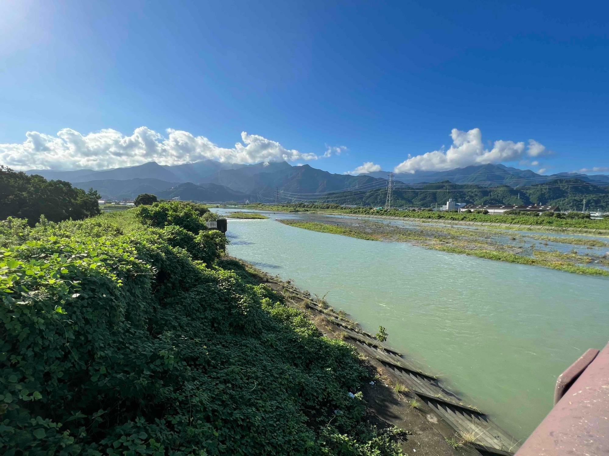 会場の加茂川河畔中堤防付近