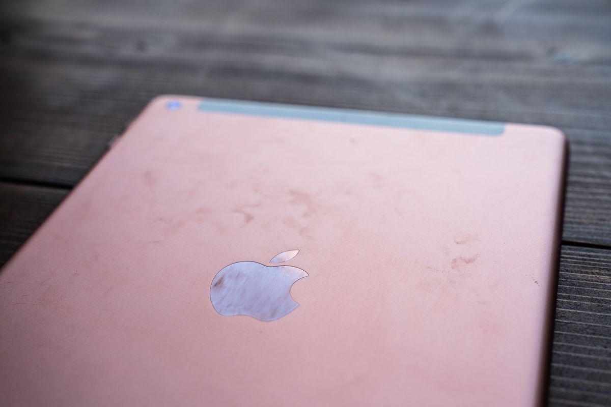 iPad背面には手垢汚れがびっしり付着