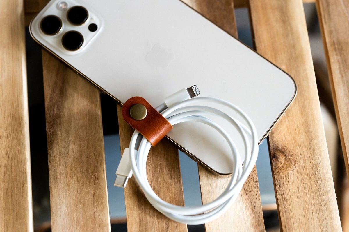 Apple純正の「USB-C - Lightningケーブル」（現行発売のiPhoneには標準で付属）