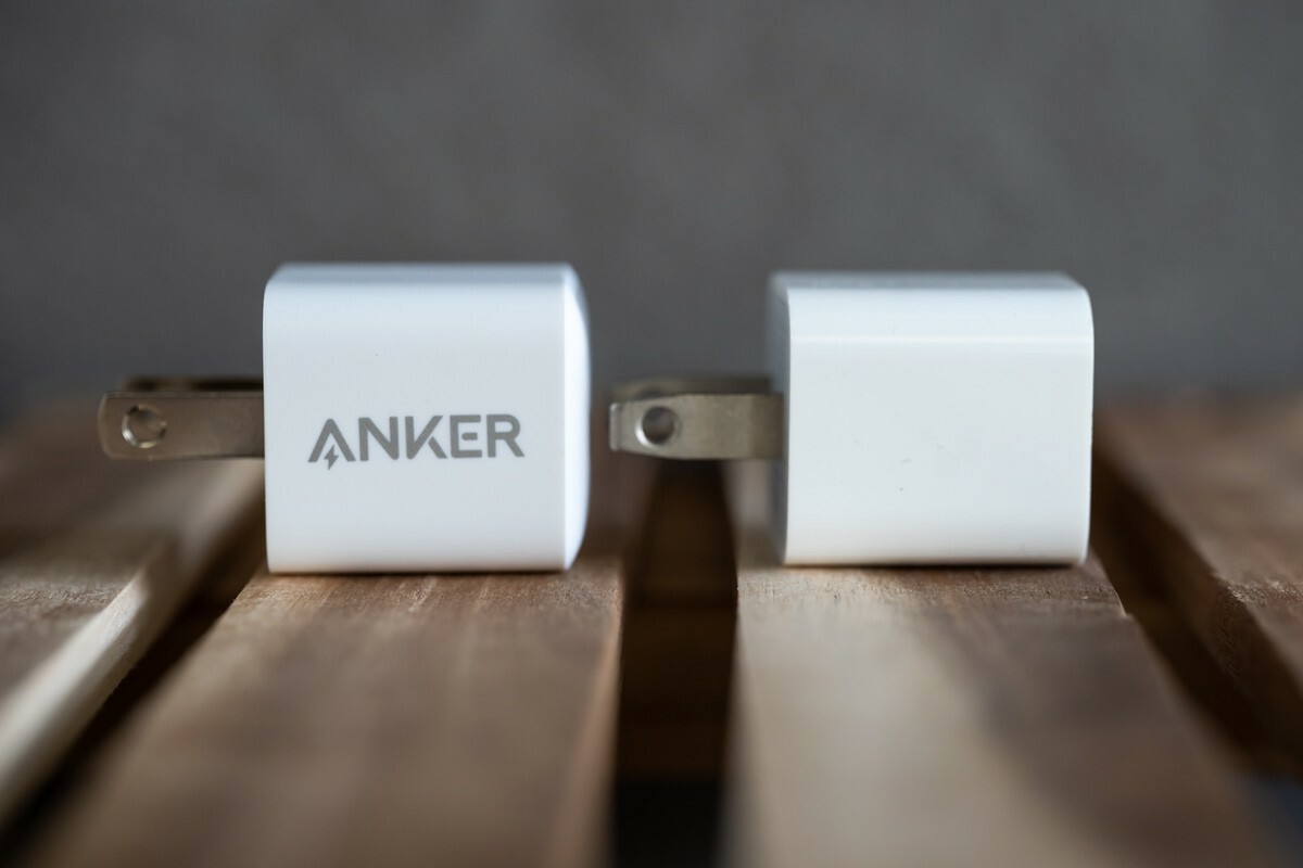 左：Anker PowerPort III Nano 20W　右：Apple純正5W 電源アダプタ