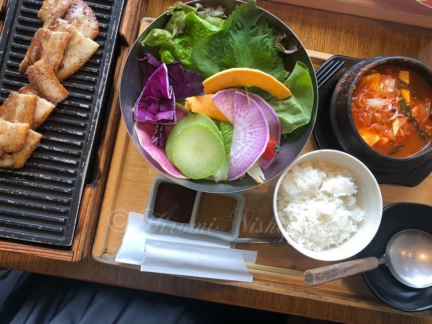 ランチにぴったり！韓国料理店で注文したサムギョプサル定食（筆者撮影）