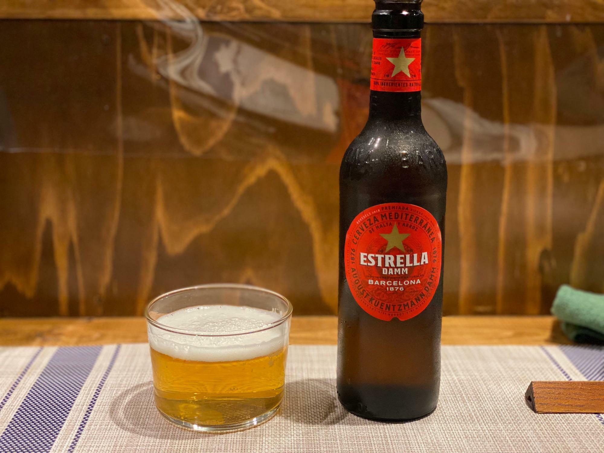 スペイン産瓶ビール「エストレージャダム」は苦みの効いたラガータイプ。食事との相性抜群