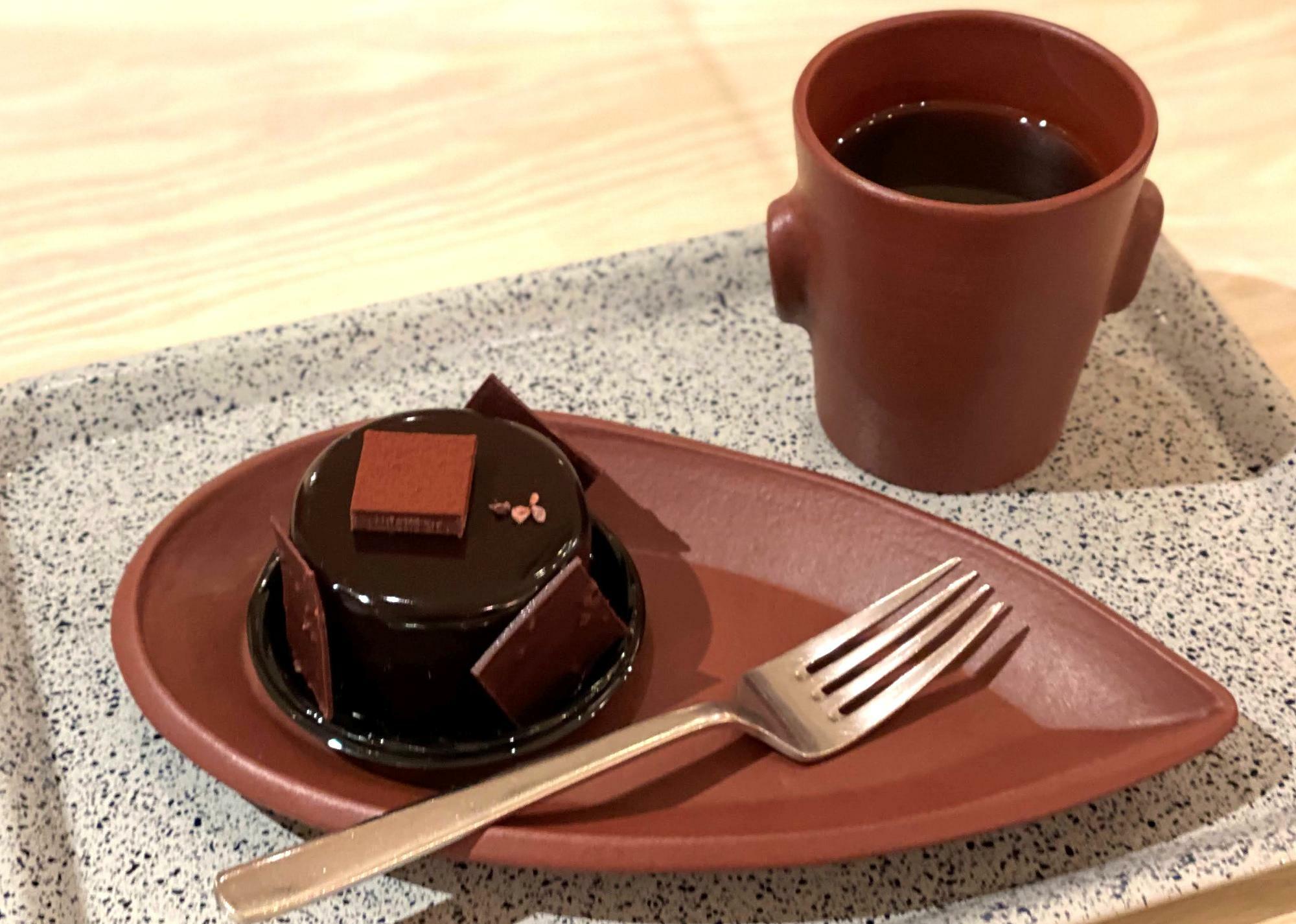 チョコレートケーキ・カライブ648円、イートイン660円、コーヒー550円