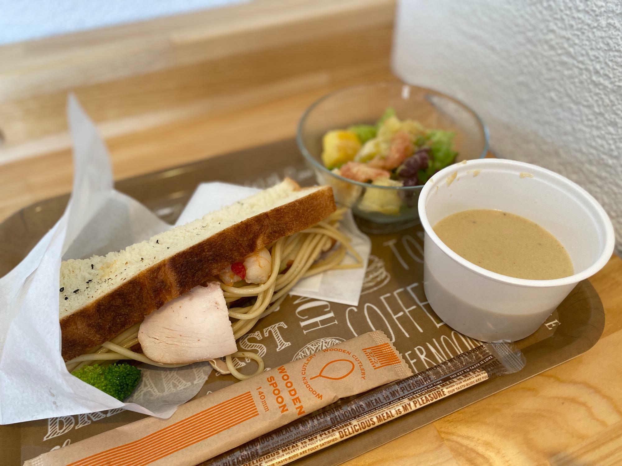 シェフの上海焼きそば320円+スープ・サラダセット（S）450円＝770円