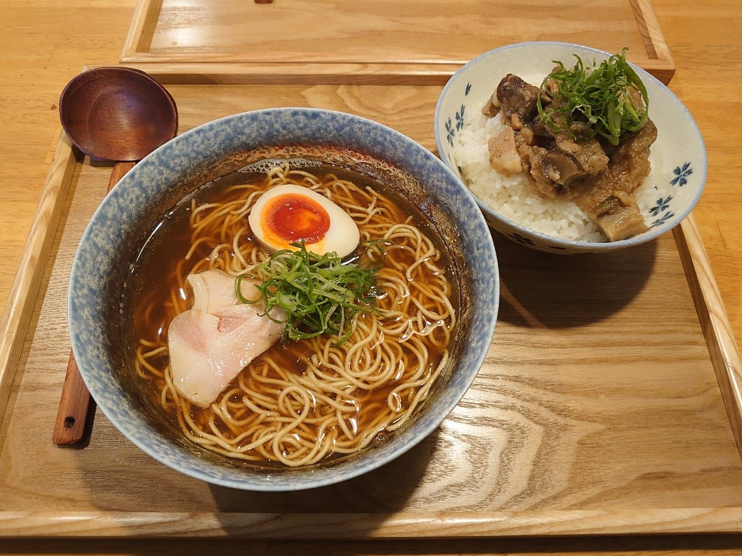 らーめん（醤油）850円、カワマル丼350円