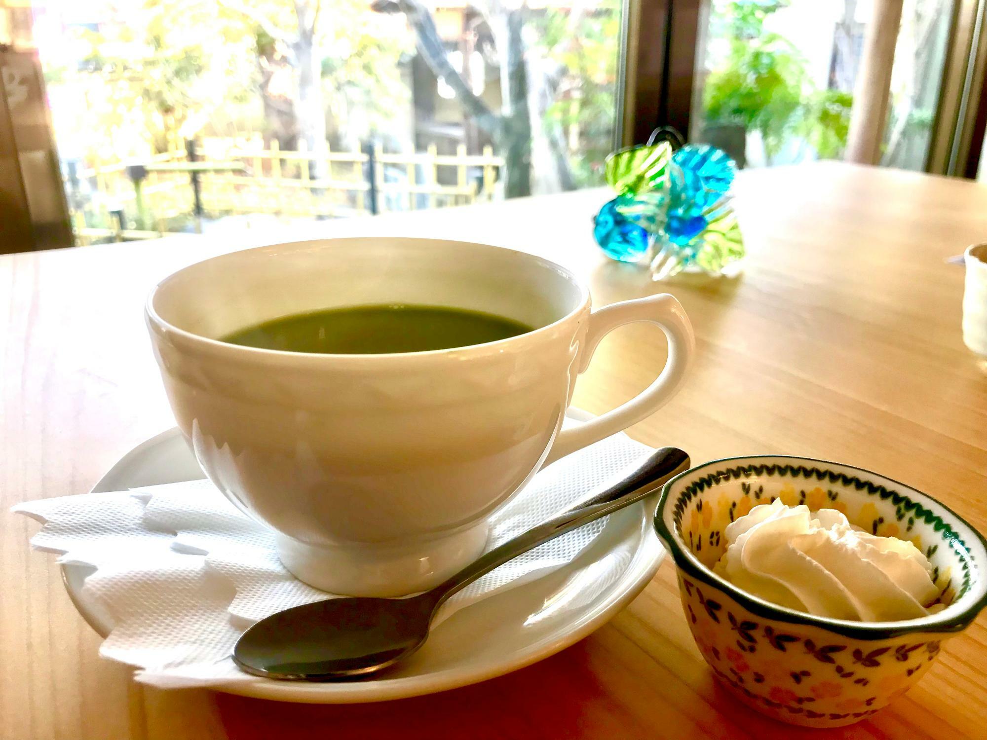 日本庭園を眺められる席で　抹茶ラテ　