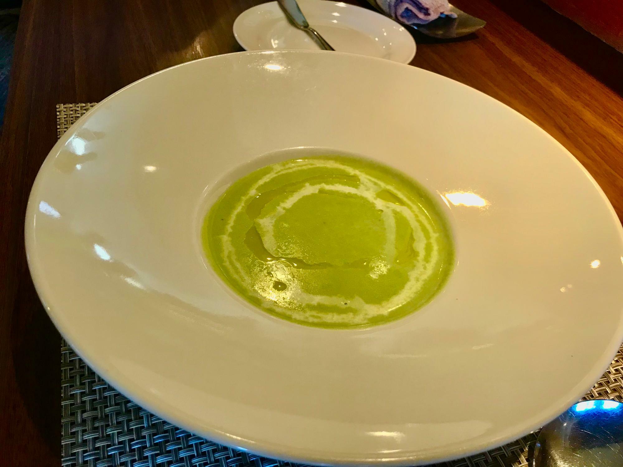 濃厚グリーンピースのクリームスープ　オリーブオイルがけ