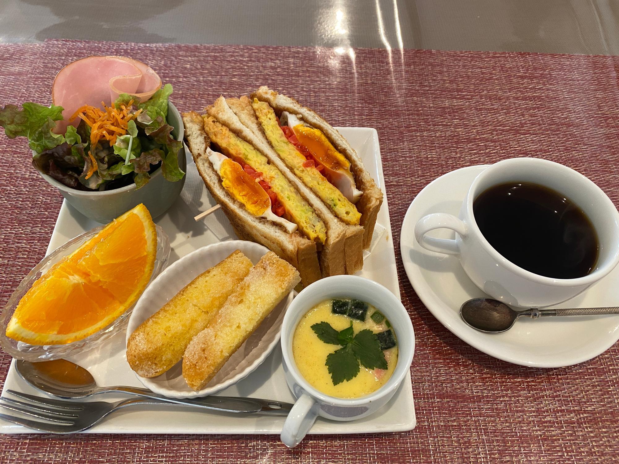 ドリンク代＋２５０円でサラダ・フルーツ・茶碗蒸し・スイーツ付