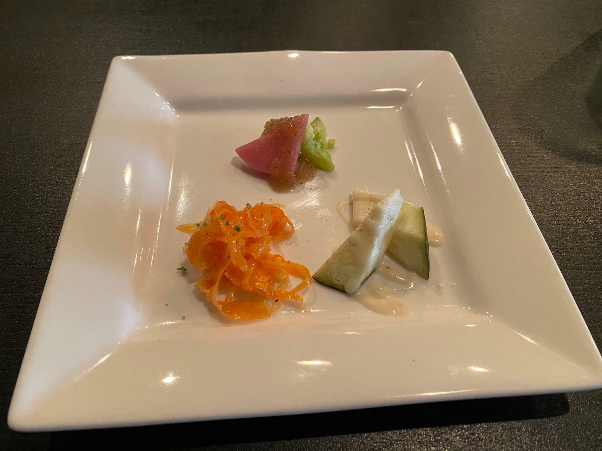 前菜：にんじんマリネ　水なすのサラダ　ロマネスコとカリフラワーの玉ねぎソース