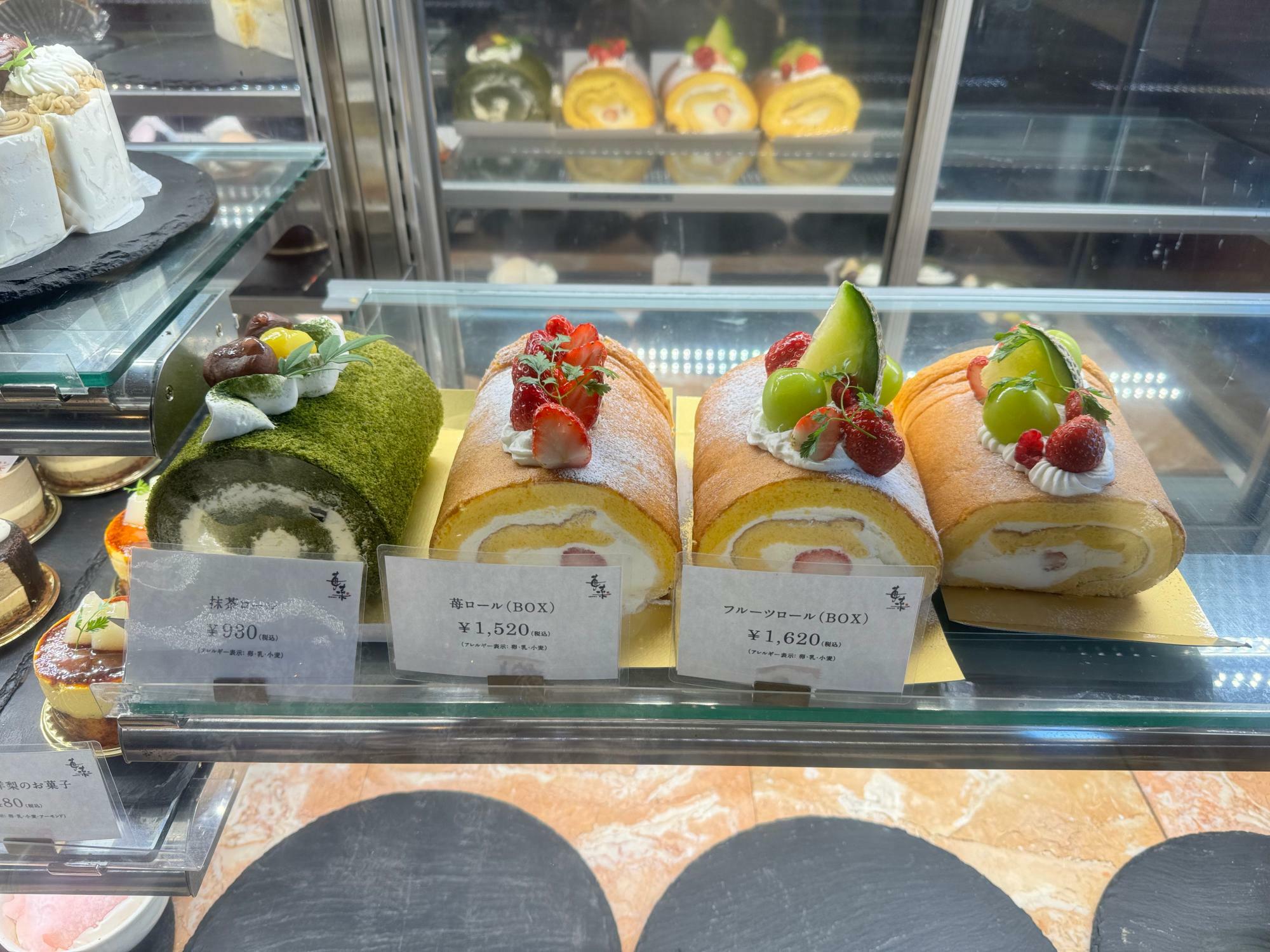 左から　抹茶ロール９８０円　苺ロール1520 円　フルーツロール（BOX）１６２０円　（各税込)