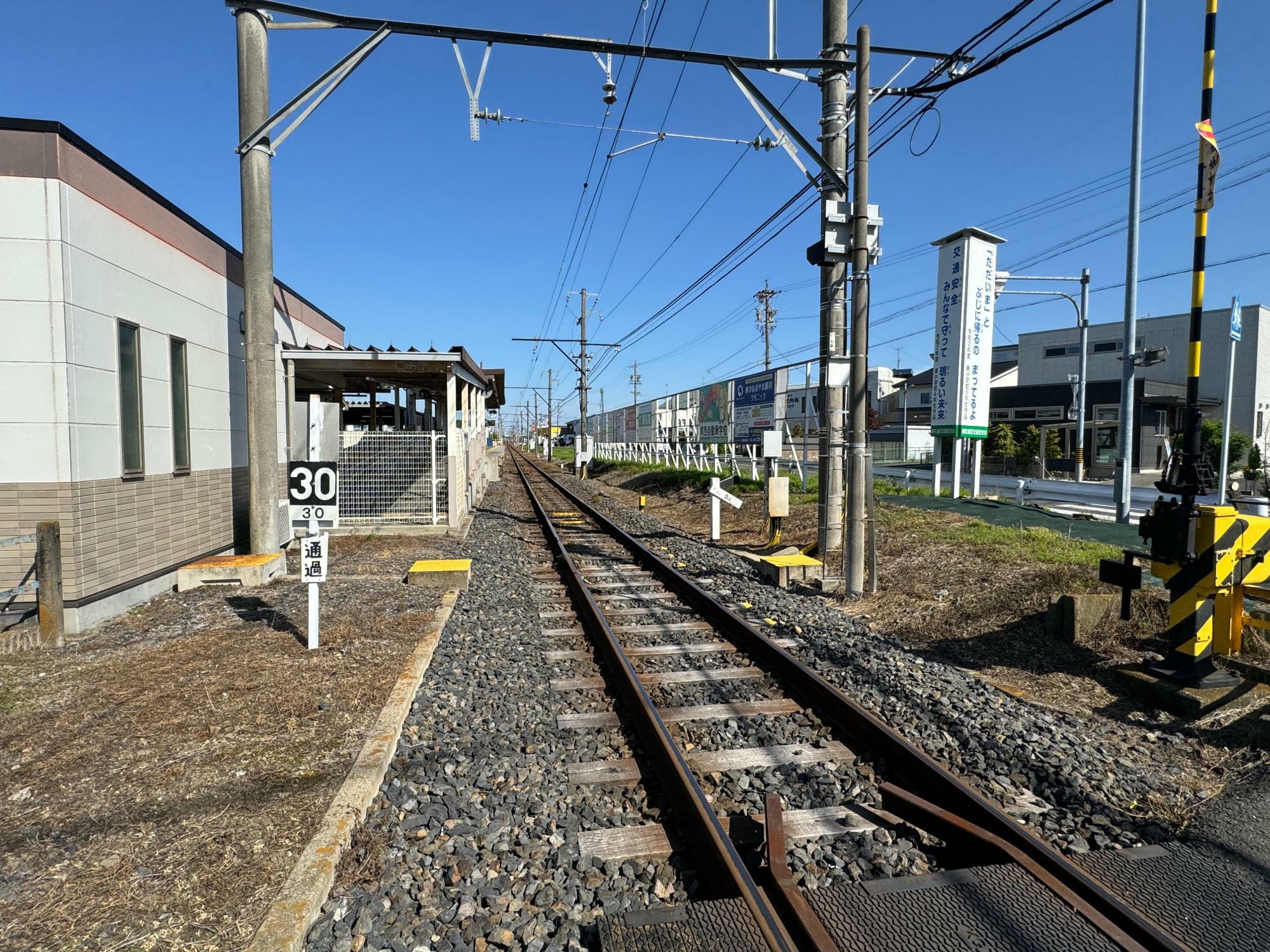 線路がまっすぐに伸びる風景・・・好きです。