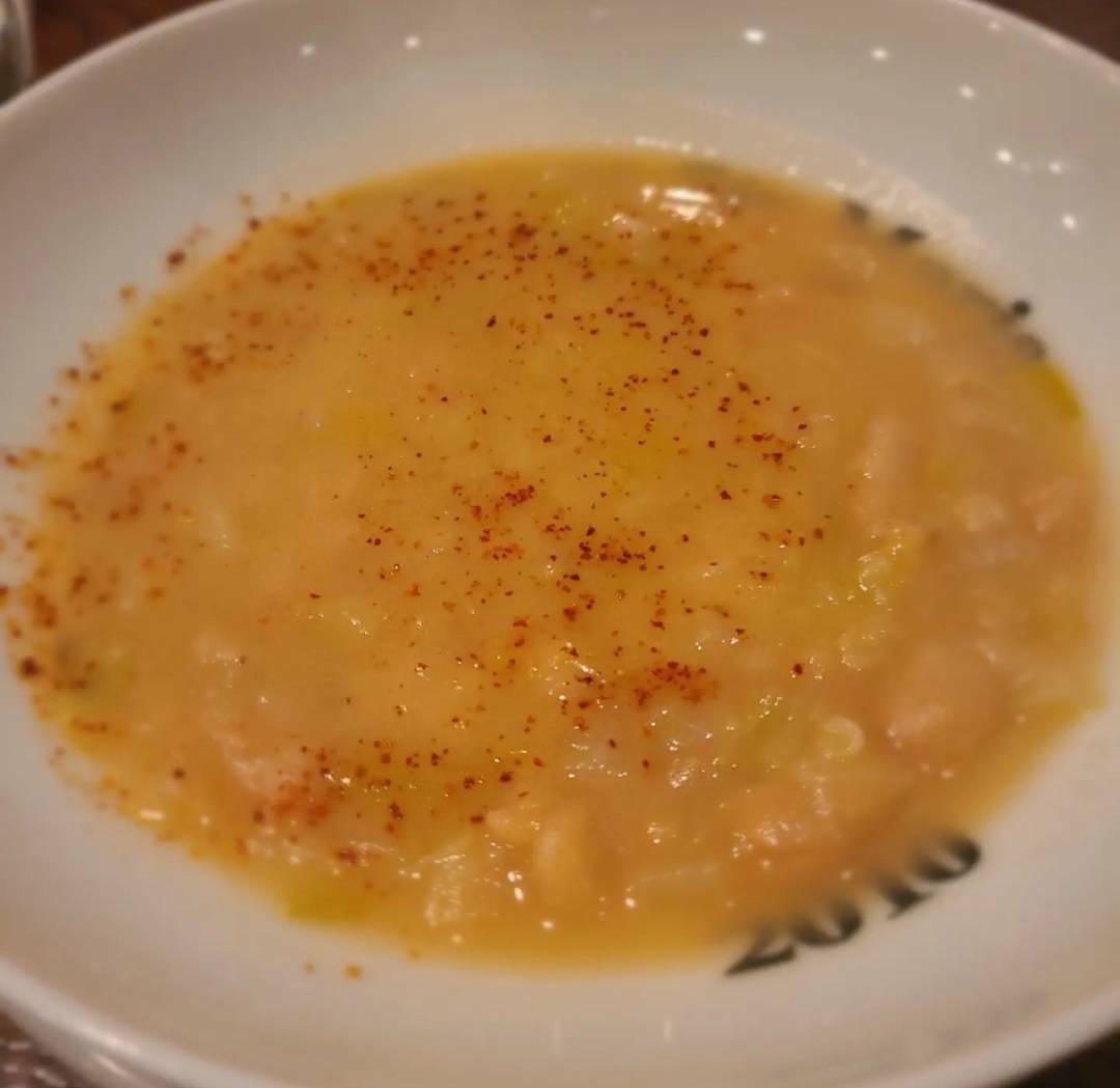 白インゲンやじゃが芋をくたくたに煮込んだ伝統的な一品のスープドガルビュール