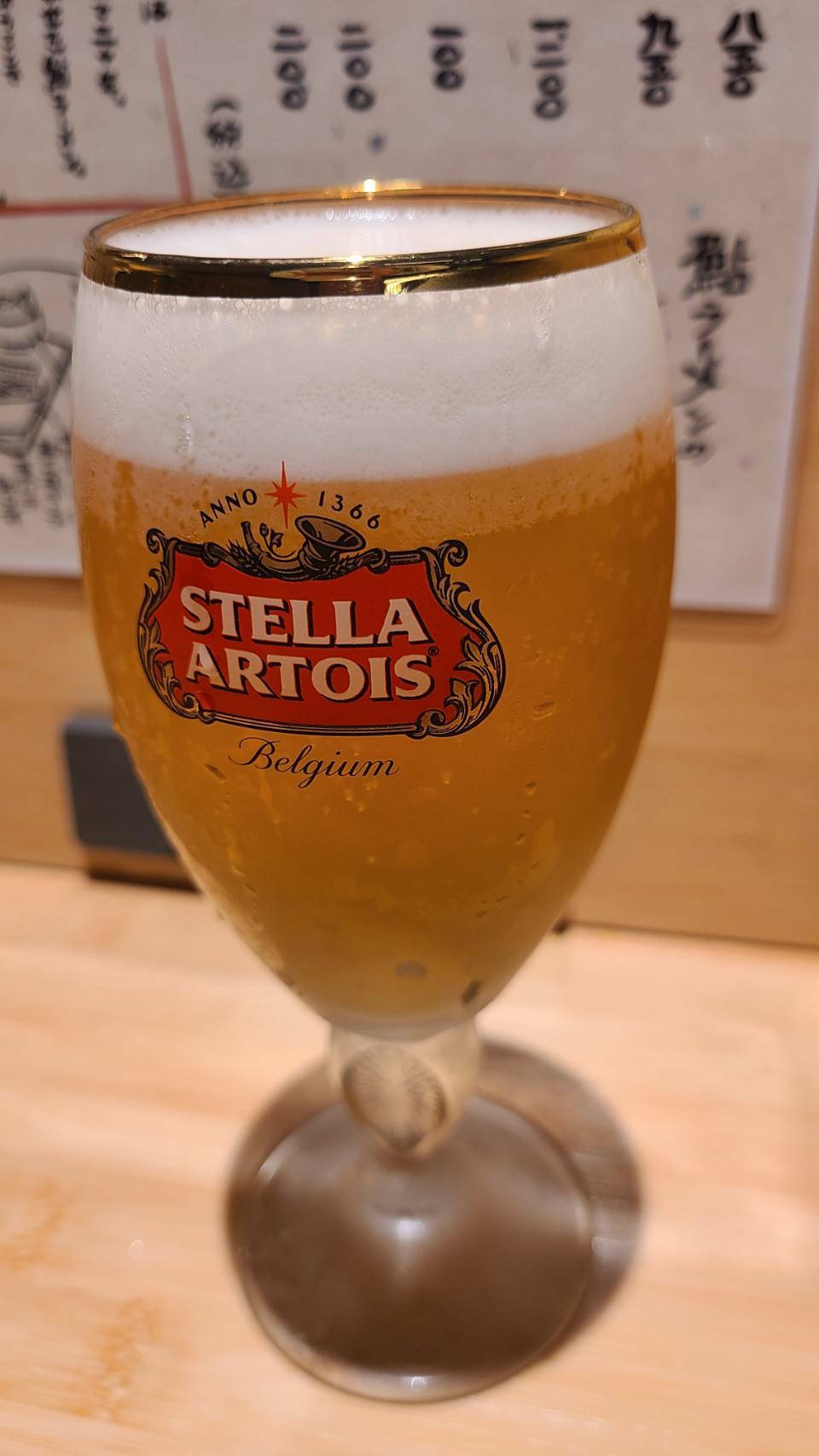 まずはキンキンに冷えたグラスに丁寧に注がれまたビール。その後のペアリングは900円の日本酒がお薦めです。