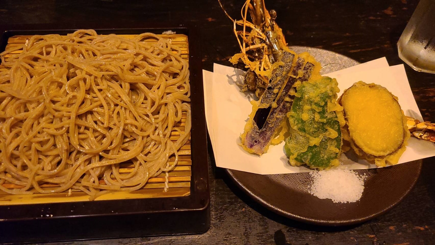 蕎麦を楽しむなら大きなエビの天ぷらがついた天せいろ1,900円
