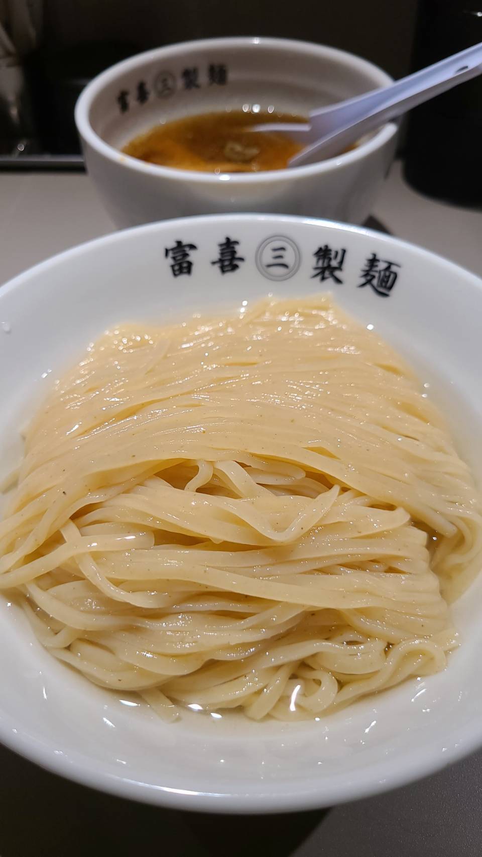 豚骨スープににんにくを揚げたマー油をかけた“熊本スタイル”とはまったく違うアプローチです。