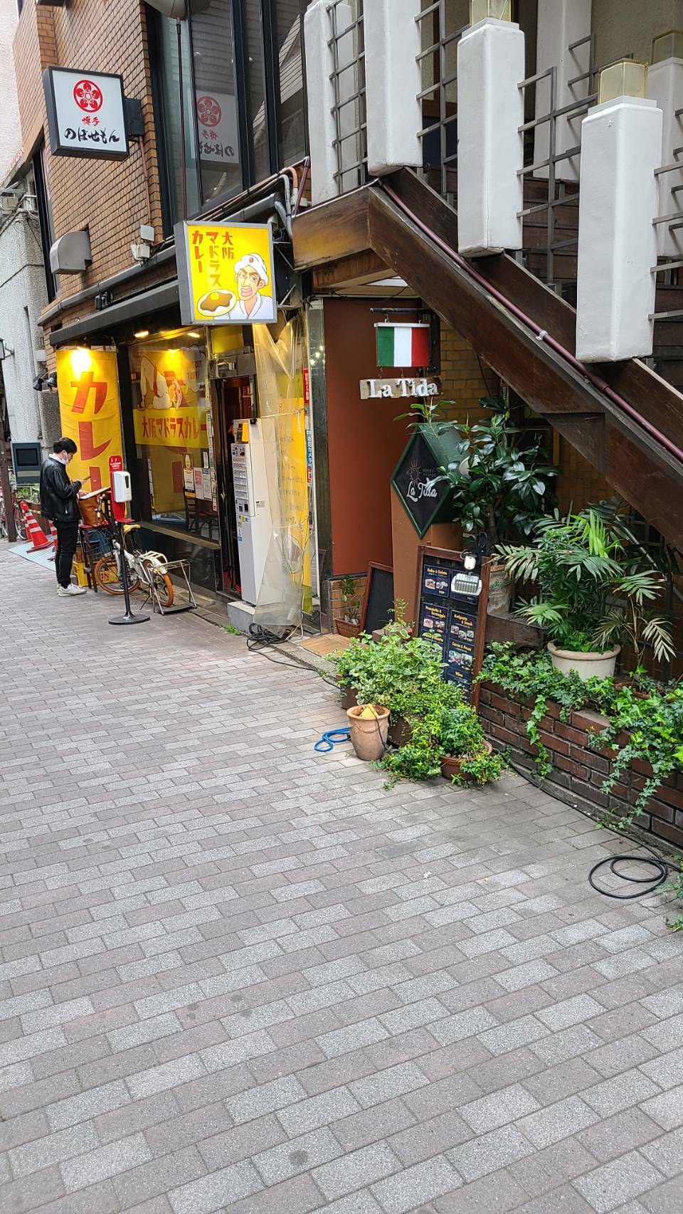 赤坂駅から徒歩4分。東京では、他に下北沢店があります。