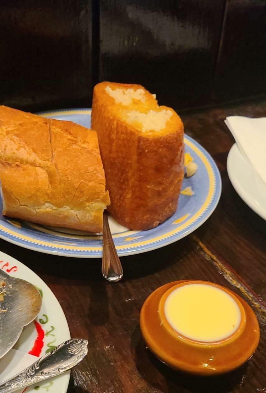 サービスのパンは、お皿の右側のガーリックトーストがお薦めです。