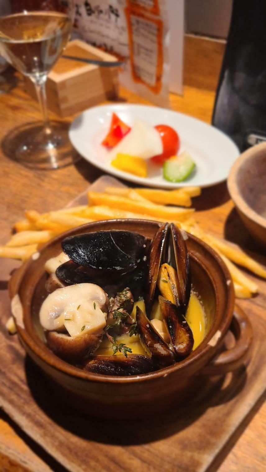 ムール貝の味付けも絶妙な塩梅かつ居酒屋らしいベルギースタイルの提案でポテトと楽しめます。