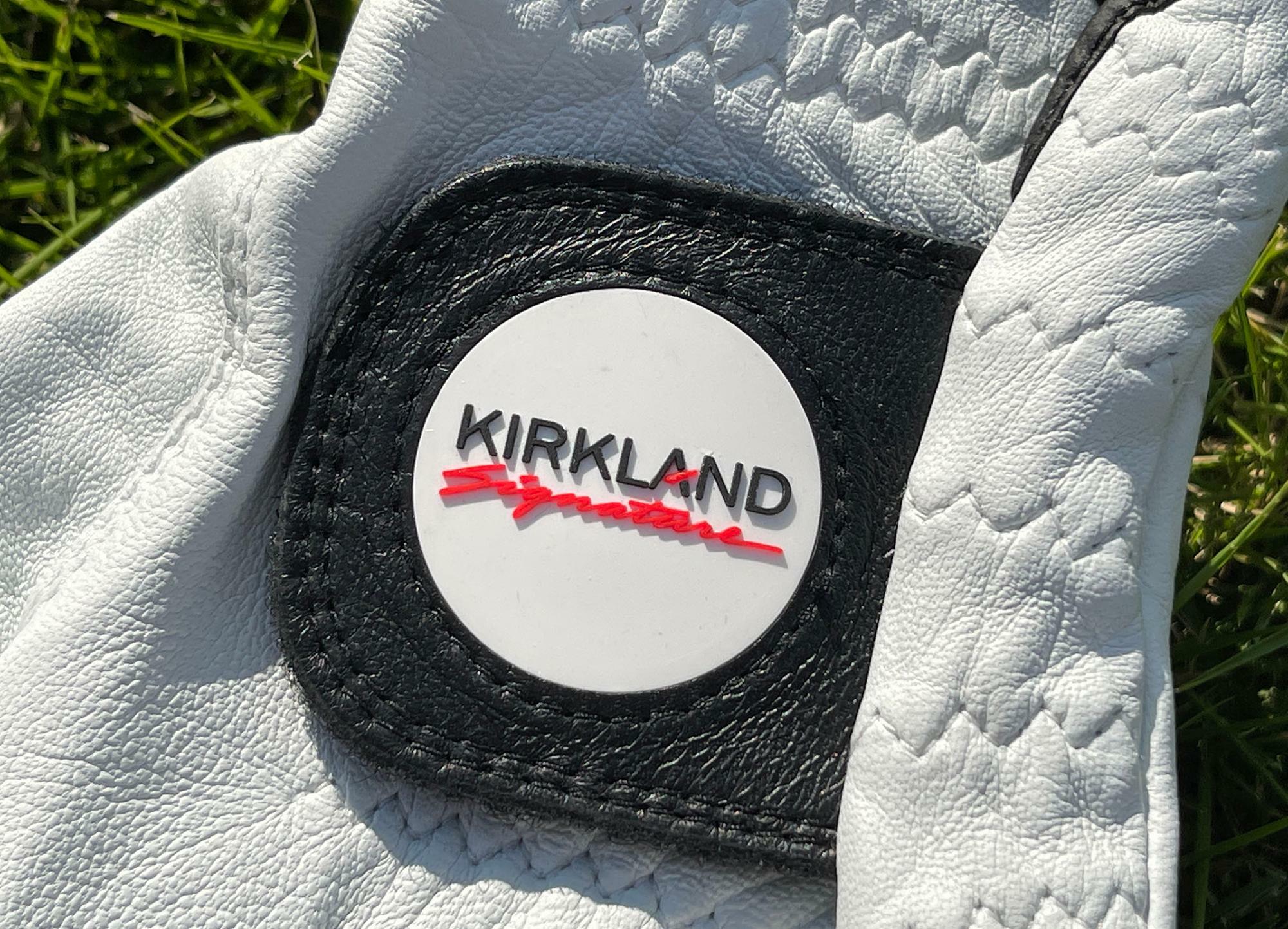 「Kirkland Signature」のロゴが立体的に入っています。