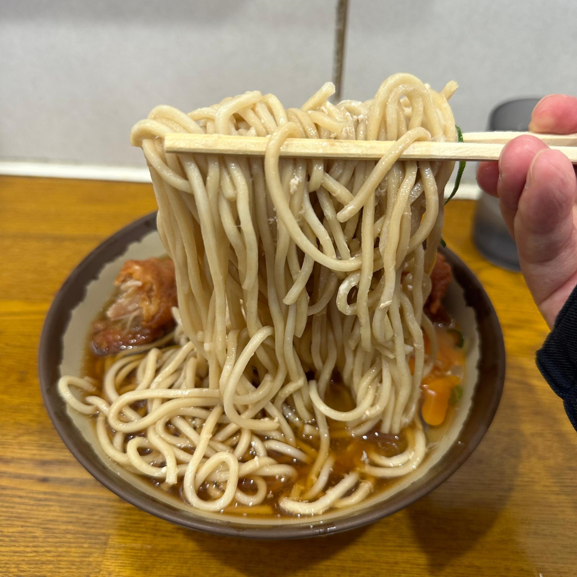 Canon - からあげそば 我孫子】丼からはみ出す巨大唐揚げ！名物「唐揚げそば」『弥生軒