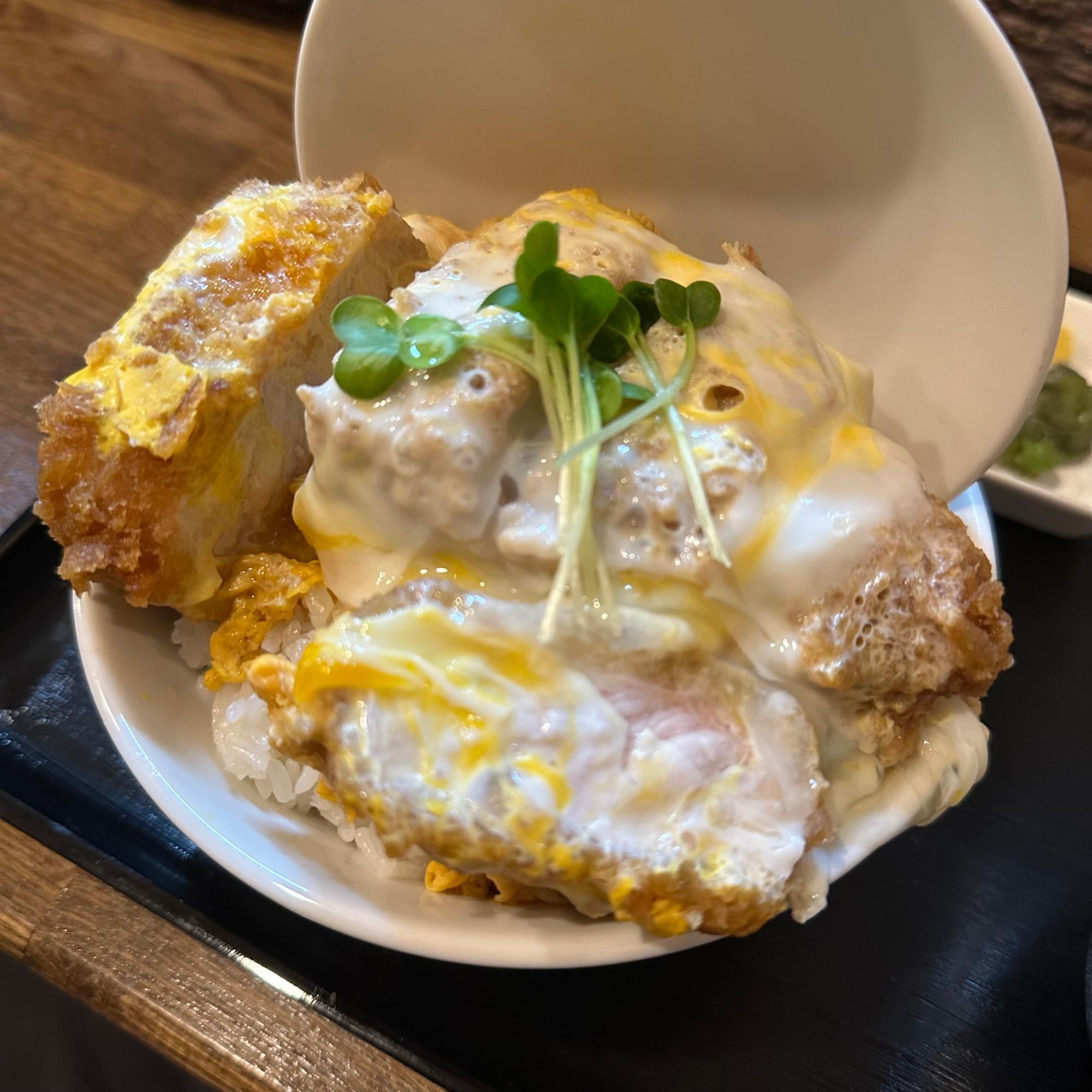 千駄木】厚さ3cmのインパクト！“かつ丼専門店”で味わう贅沢