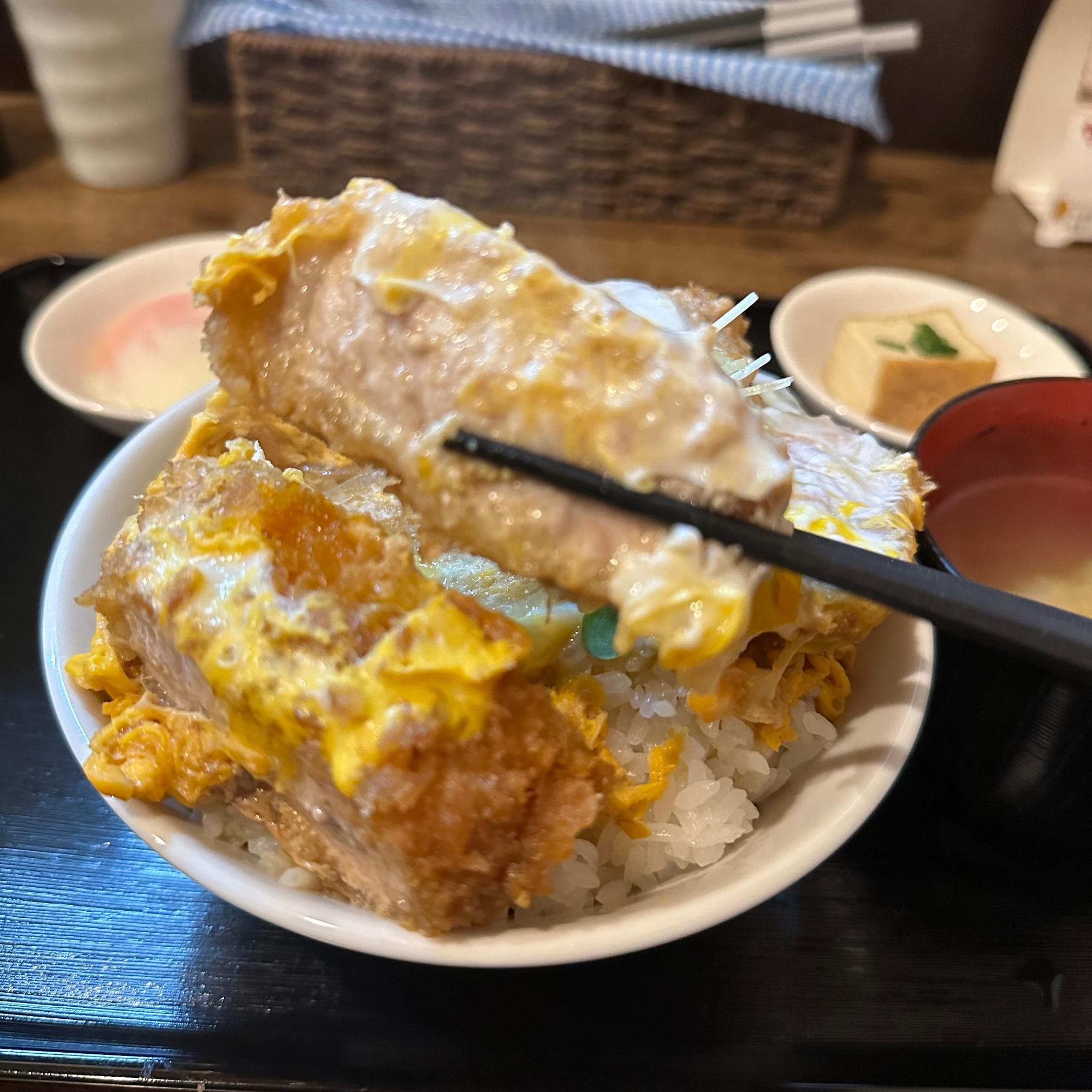 千駄木】厚さ3cmのインパクト！“かつ丼専門店”で味わう贅沢