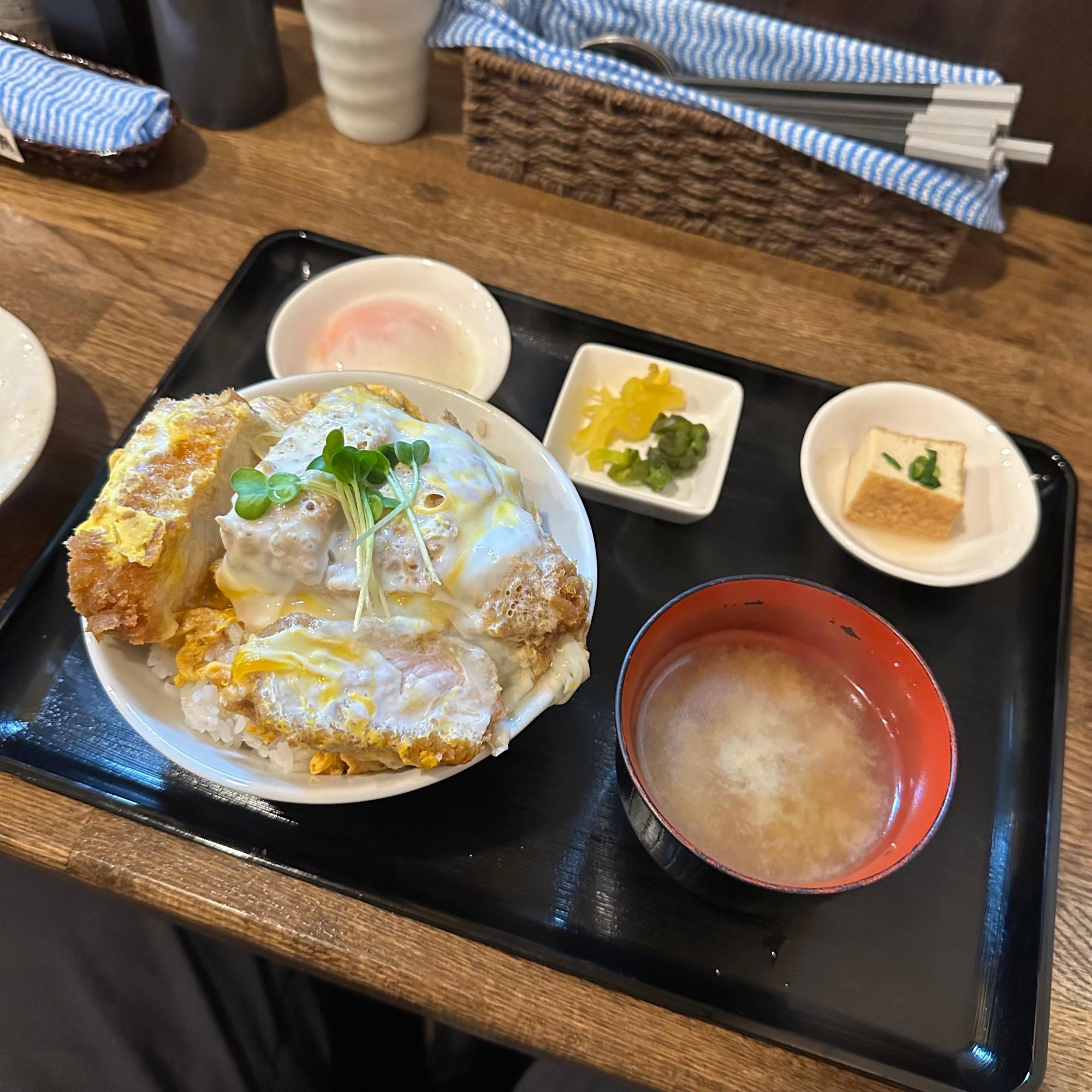 千駄木】厚さ3cmのインパクト！“かつ丼専門店”で味わう贅沢