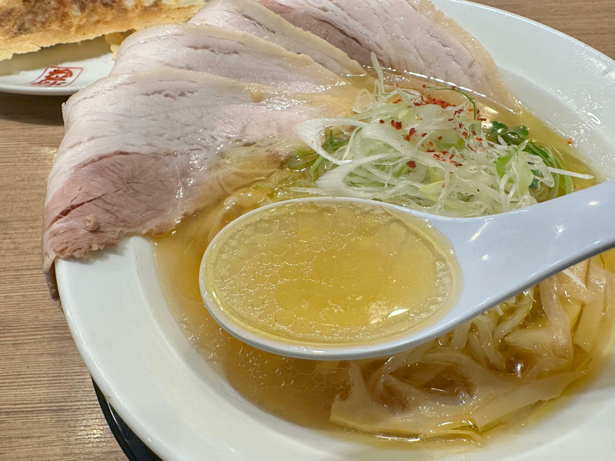 黄金色が美しい　白醤油を使った鶏ガラのスープ