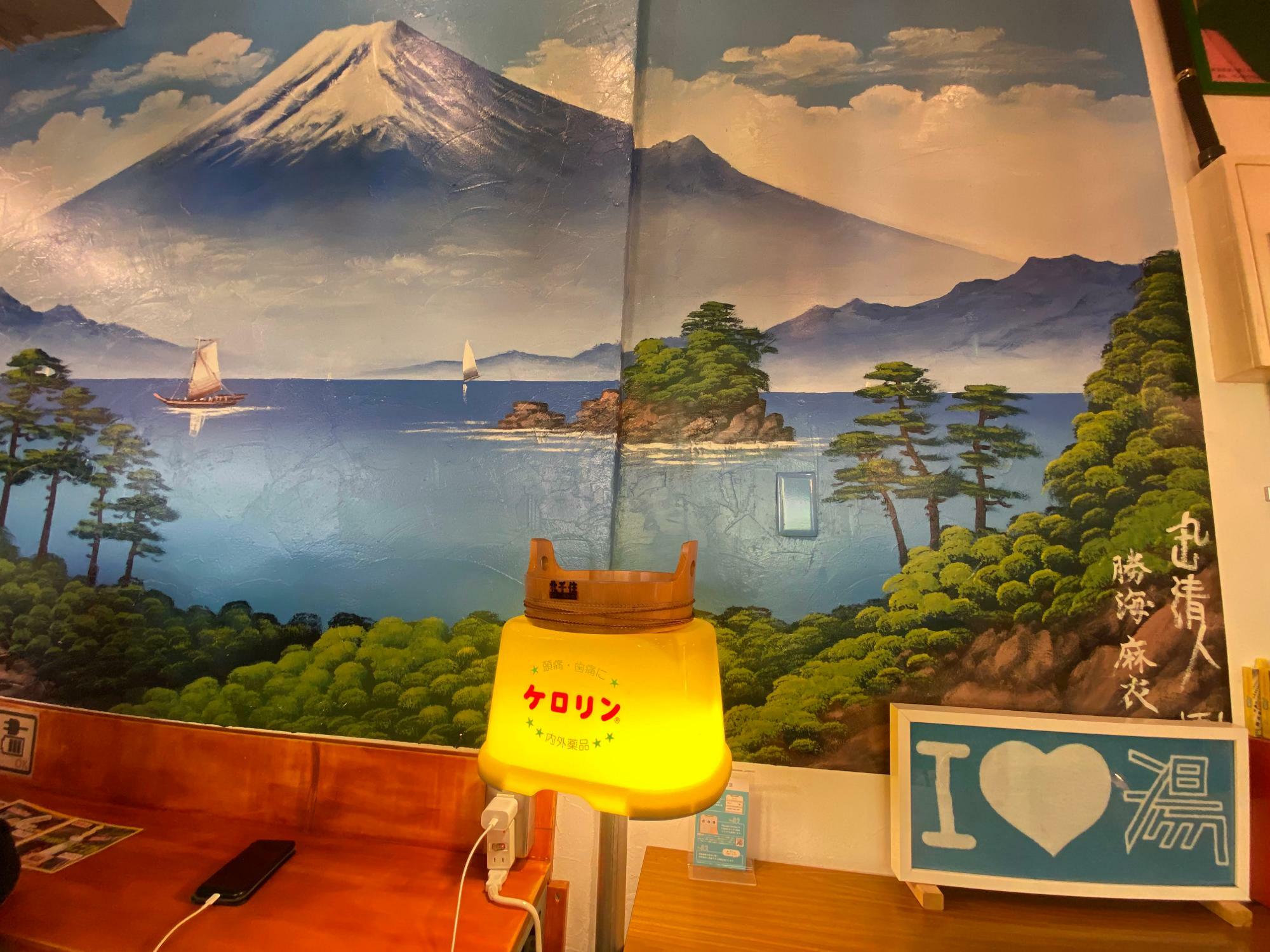 銭湯でお馴染み富士山の絵をバックに、黄色い椅子が光っています