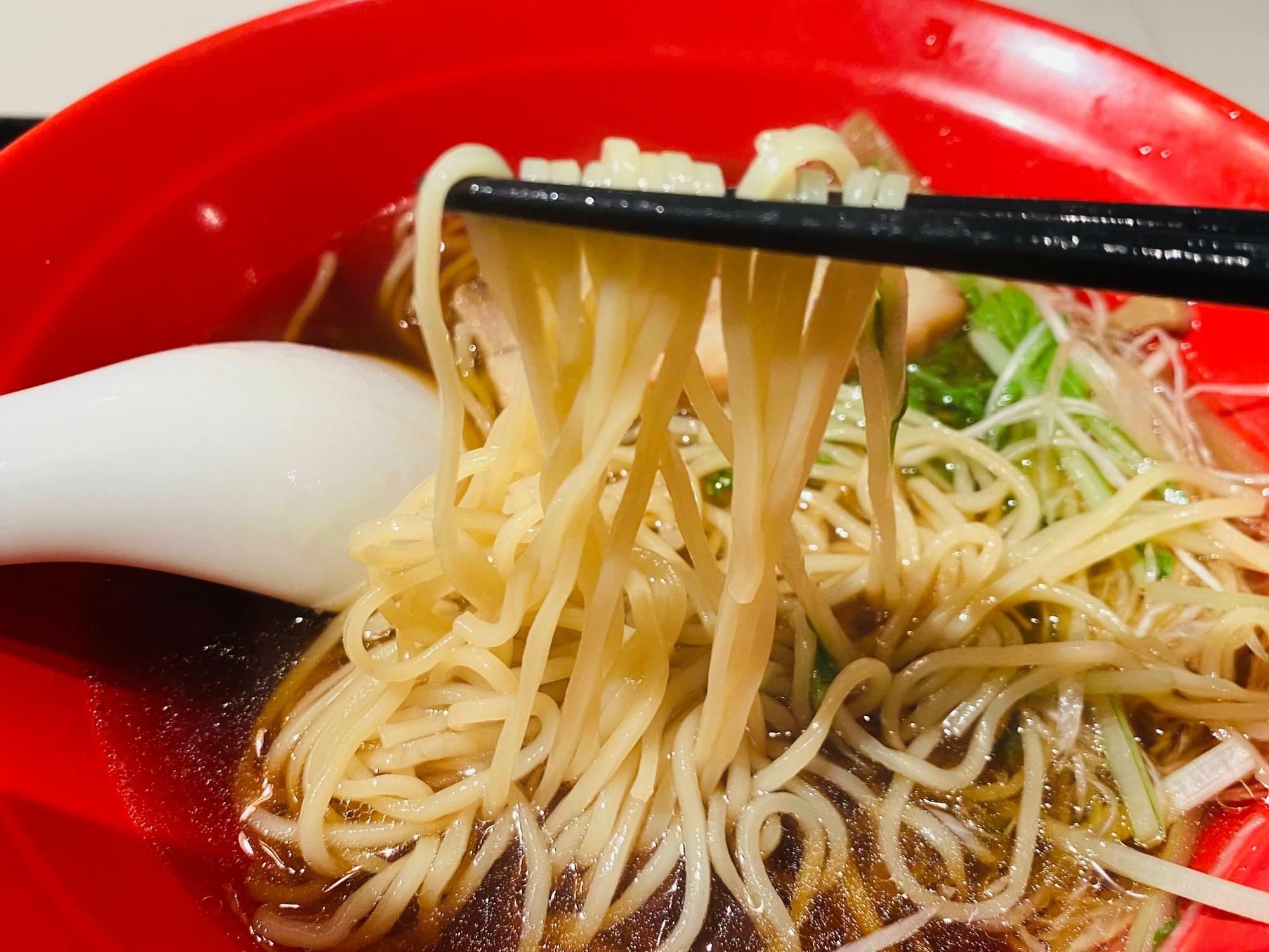 シンプルな醤油スープにつるつる麺がよく合う！
